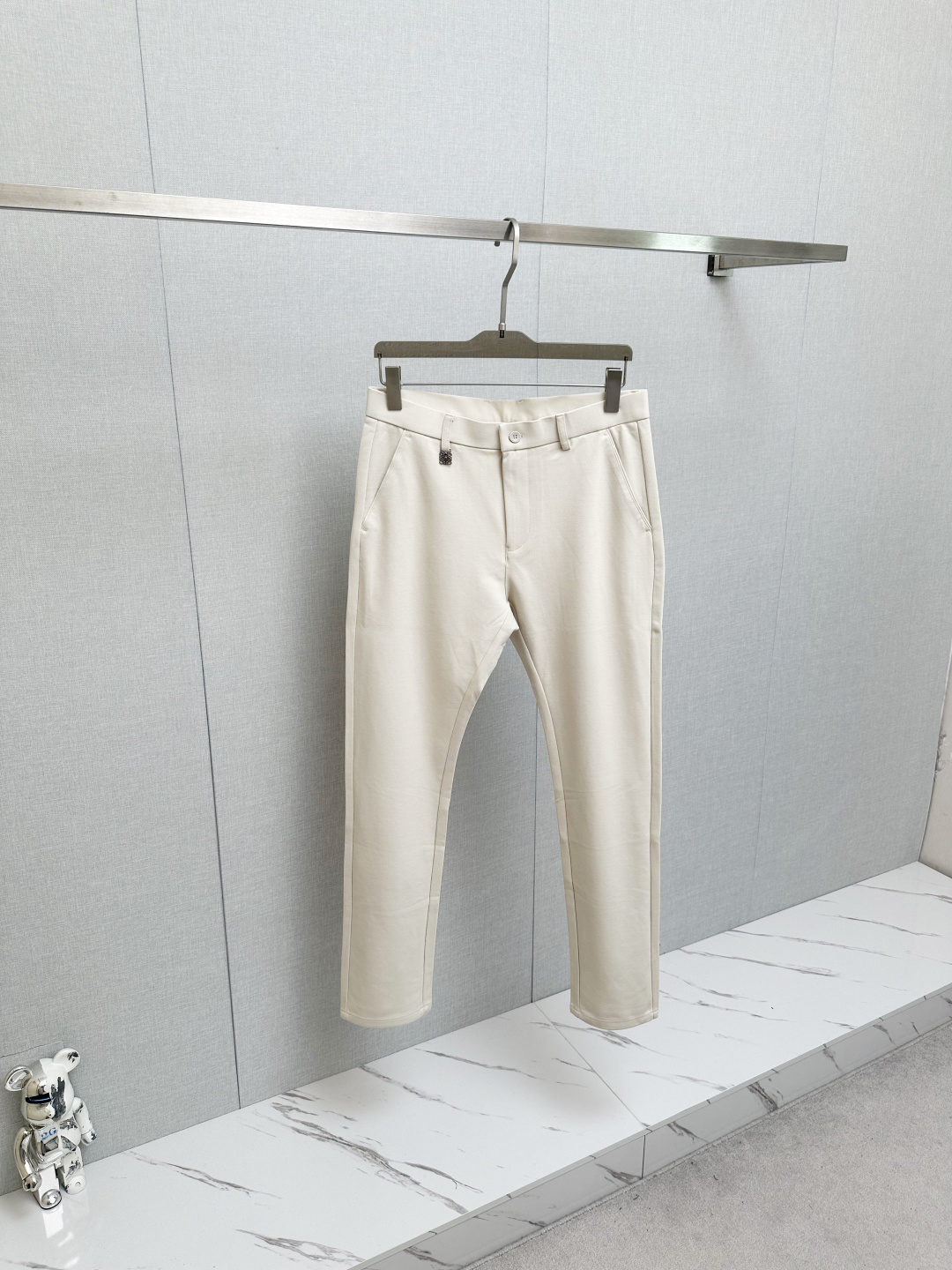 NO:646030,Luo Yiwei's 2025ss new autumn and winter products are available on the official website simultaneously. Men's business casual trousers are made of customer-supplied stretch fabrics. The back pockets are made of classic hardware. The materials are soft and comfortable, very comfortable. Original hardware. The design is unique, fashionable and casual, and the upper body effect is super good. Size: 29-38,, loewe, alexander wang19860909罗意为 2025ss秋冬新品,官网同步有售,男士商务休闲西裤,采用客供弹力面料,后兜采用经典五金搭配,用料柔软舒适,非常舒适,原版五金,设计独特,时尚又休闲,上身效果超级棒码数:29—38,,loewe,alexander wang,Men's clothing