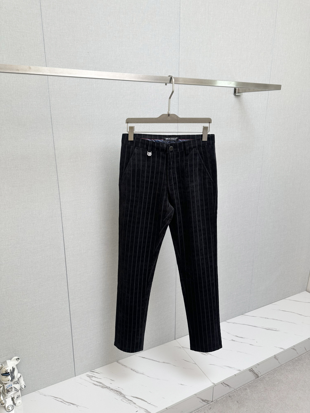 NO:646036,Versace 2025ss new autumn and winter products, available on the official website at the same time, men's business casual trousers, made of customer-supplied elastic fabric, with classic hardware in the back pocket, the material is soft and comfortable, very comfortable, original hardware, unique design, fashionable and casual, the upper body effect is super good, code number: 29-38,, versace, alexander wang19860909范思哲 2025ss秋冬新品,官网同步有售,男士商务休闲西裤,采用客供弹力面料,后兜采用经典五金搭配,用料柔软舒适,非常舒适,原版五金,设计独特,时尚又休闲,上身效果超级棒码数:29—38,,versace,alexander wang,Men's clothing