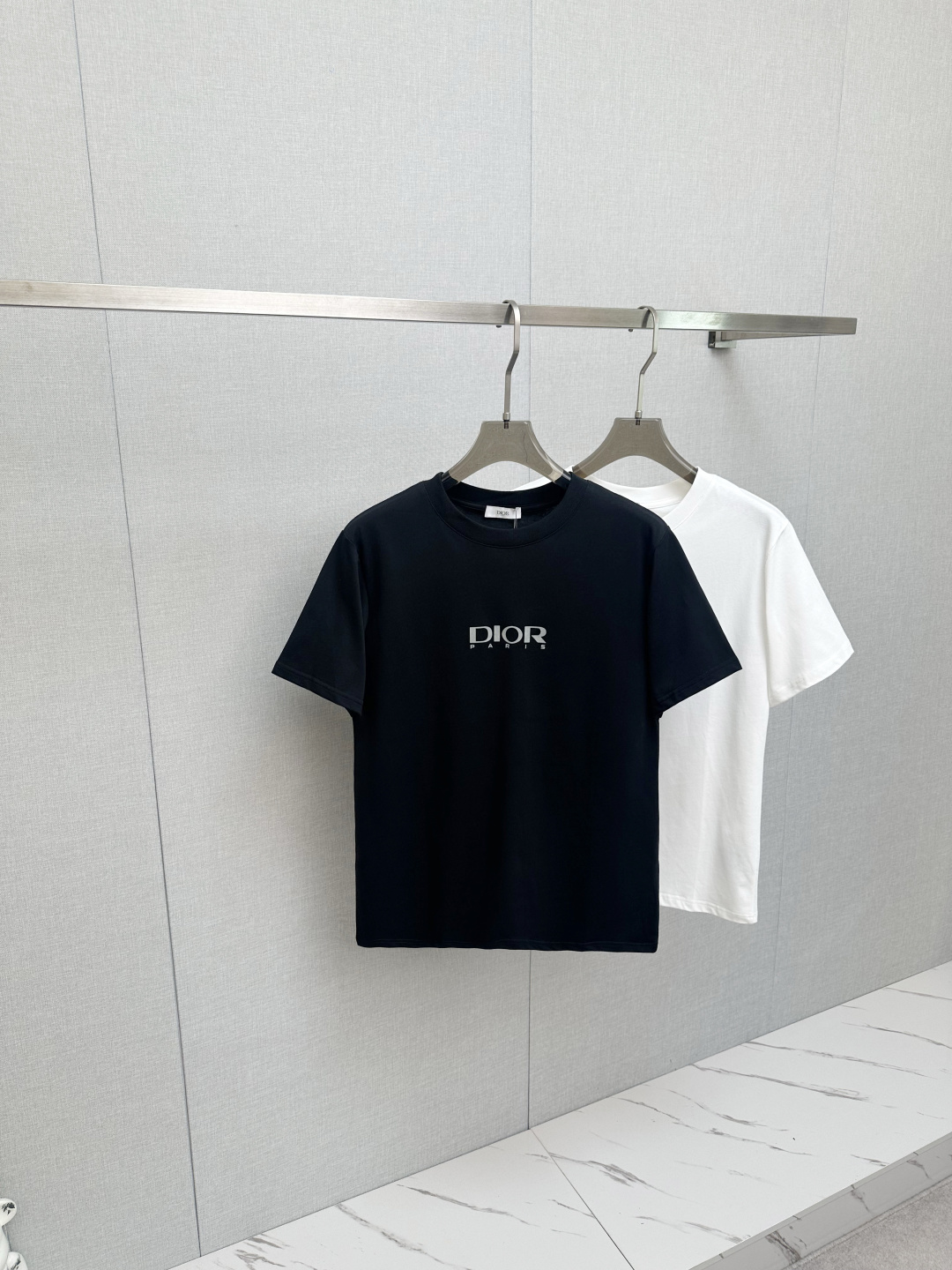 NO:655787,2026SS new round neck short sleeves. D Home LOGO is exquisitely upgraded, inspired by the retro of the 1980s. Original fabric. Official same style. Short-sleeved T-shirt. Customized fabric. Fabric dyed in the same vat. Very comfortable to the touch. Latest brick cabinet synchronization for spring and summer. Fashionable and personalized. Super versatile. Loose version is very suitable for both men and women. Must-have style. Hang tag. Collar label. Washed wheat. Complete with three labels. Color: Black  White. Size S-2xL,,dior,T-shirt,tees,t-shirt,alexander wang198609092026SS新品圆领短袖.D家 LOGO精致升级,灵感源自八十年代复古 原版面料 官方同款 短袖T恤 定制面料 同缸染面料 手感非常舒服  春夏最新砖柜同步 时尚又个性 超级百搭 宽松版型男女都非常合适  人手必备款 吊牌 领标 水洗麦 三标齐全 颜色: 黑色 白色.码数S-2xL,,dior,T-shirt,tees，t-shirt,alexander wang,Men's clothing