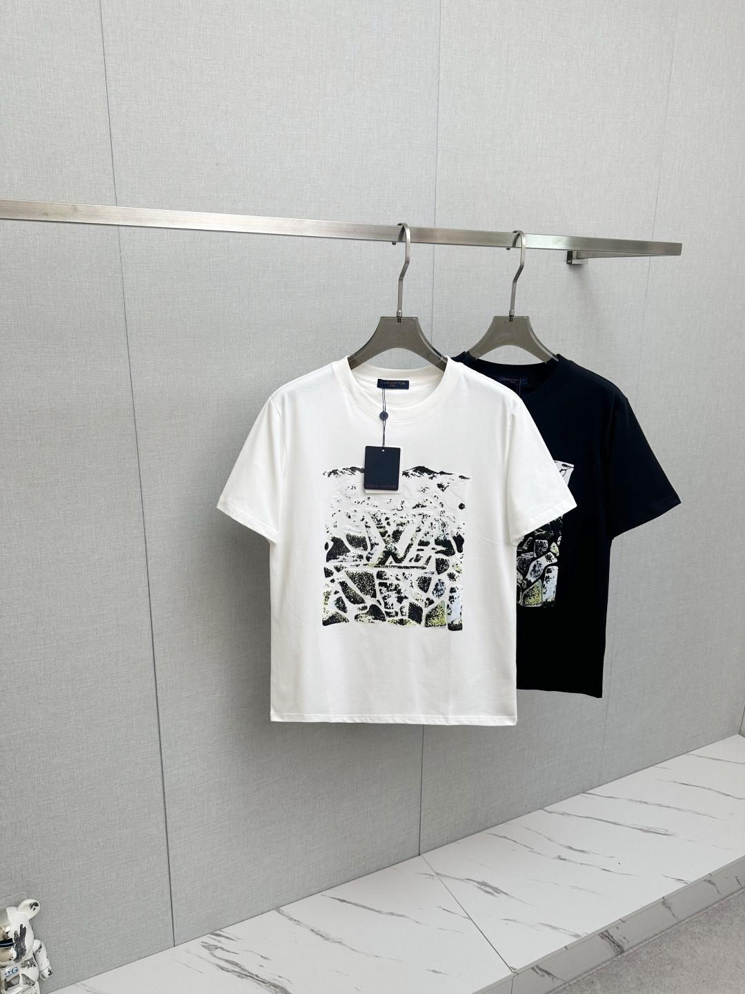 NO:655795,The high version pays attention to details. Louis Vu ski series short-sleeved T-shirt LV2026 ski series T-shirt, customized fabric, comfortable and breathable to wear. The front foam print combines snow mountains, forests and abstract cracks, implicit LV logo, full of artistic sense. Slightly loose version, suitable for wearing alone or layered. Same style for men and women. White black S-2XL, Louis Vuitton, Louis Vuitton, T-shirt, tees, T-shirt, alexander wang19860909高版本注意细节Louis Vu滑雪系列短袖T恤 LV2026滑雪系列T恤,定制面料,穿着舒适透气.正面发泡印花融合雪山,森林和抽象裂纹,隐含LV标识,艺术感满满.微宽松版型,单穿或内搭都很ok 男女同款 白色 黑色 S-2XL,,louis vuitton,louis vuitton,T-shirt,tees，t-shirt,alexander wang,Men's clothing