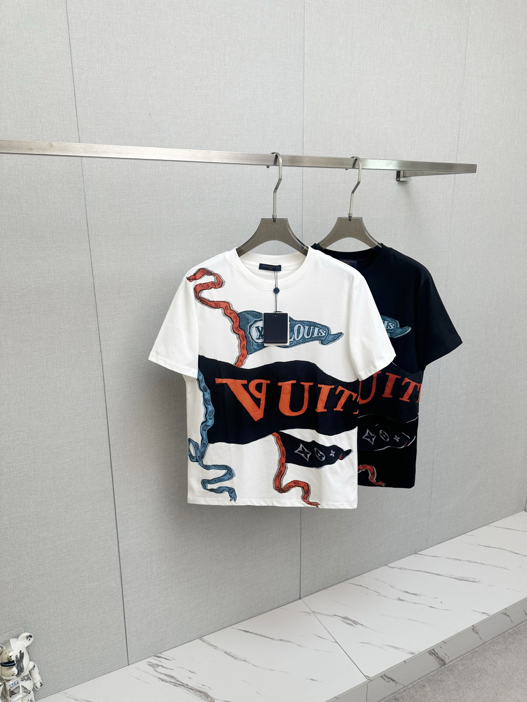 NO:655791,2026SS new product 1V high version pays attention to details and direct injection technology. Light luxury, a must-have item for daily commuting for men and women. Correct version. Welcome to compare. Double-needle stitching and cross-stitch technology. Size S-2XL,,alexander wang198609092026SS新品1V 高版本注意细节直喷工艺.轻奢主义 男女日常通勤穿搭必备单品 正确版本 欢迎对比 · 双针车线跨缝工艺 码数S-2XL,,alexander wang,Men's clothing