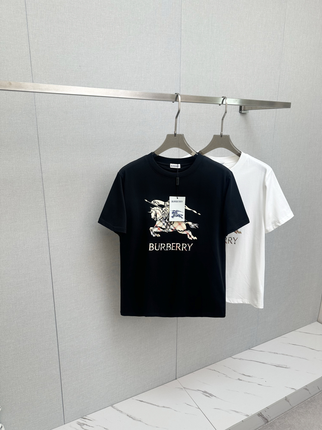 NO:655761,2026SS new product Burbe Unisex short-sleeved T-shirt with classic war horse pattern on the chest! Customized fabrics. Easy to match and versatile, extremely high-grade, perfectly integrated into fashion and style. A top-notch fashionable style that is perfect for outer wear! The whole thing gives people a natural feeling! The ultimate classic versatile short-sleeved T-shirt, black and white, sizes S to 2XL, burberry, T-shirt, tees, t-shirt, alexander wang198609092026SS新品 Burbe 男女同款短袖T恤 胸前经典战马图案！ 定制面料.從容百搭,檔次極高,完美融入時尚還有風情感一款完美符合外穿的頂尖時髦氣質款！整體給人渾然天成的感覺！極致經典的百搭型短袖T恤, 黑色 白色 尺碼S一2XL,,burberry,T-shirt,tees，t-shirt,alexander wang,Men's clothing