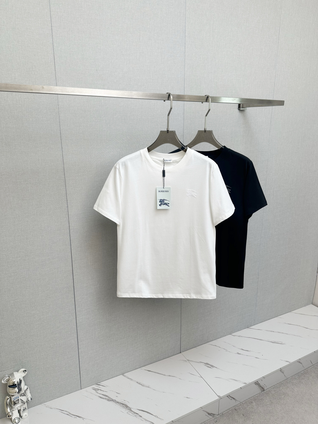 NO:655766,Bu 2026 SS new product. Fashionable and casual round neck short sleeves. Available at counters simultaneously. Imported fabrics. The craftsmanship is extremely complex. The vision is quite elegant and fashionable, noble and elegant. From the main fabric to the detailed craftsmanship, it shows the ingenuity of fashion. Recommended, sizes S-2XL, T-shirt, alexander wang19860909Bu 2026 SS新品.时尚休闲圆领短袖.专柜同步有售,进口面料,工艺极度复杂,视觉相当雅致时髦,高贵而优雅,从主体面料到细节工艺,彰显时装的匠心所在.推荐,尺码S-2XL,,T-shirt,alexander wang,Men's clothing