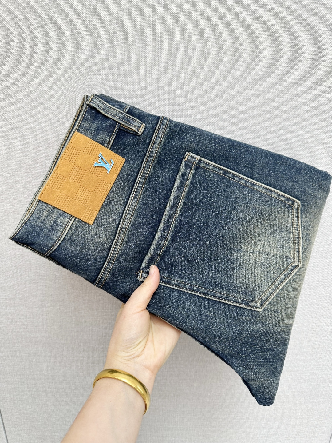 NO:650470,Available at the LV official website counter at the same time, original order, super stylish jeans, customized original washed denim fabric, unique design, top-notch printing technology letter pattern logo, original hardware accessories decoration, extremely outstanding jeans, materials and craftsmanship are extremely luxurious and exquisite, extremely high grade, handsome and stylish upper body, recommended, size 29-38, louis vuitton, jeans, alexander wang19860909LV 官网专柜同步有售,原单狠货,超级有范儿的一款牛仔裤,定制原版水洗牛仔面料,独特设计,顶级印花工艺字母图案logo,原版五金辅料装饰,极为翘楚的一款牛仔裤,用料与工艺都极致奢华精湛,档次极高,上身帅气有型,推荐,码数29—38,,louis vuitton,jeans,alexander wang,Men's clothing