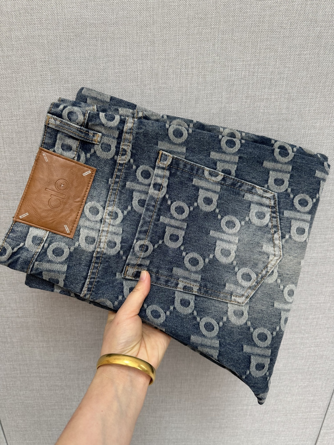 NO:650476,ALO's official website counters are available at the same time, original orders, super stylish jeans, customized original washed denim fabric, unique design, top-notch printing technology letter pattern logo, original hardware accessories decoration, an extremely outstanding pair of jeans, the materials and craftsmanship are extremely luxurious and exquisite, extremely high-grade, handsome and stylish upper body, recommended, code number 29-38,, jeans, alexander wang19860909ALO 官网专柜同步有售,原单狠货,超级有范儿的一款牛仔裤,定制原版水洗牛仔面料,独特设计,顶级印花工艺字母图案logo,原版五金辅料装饰,极为翘楚的一款牛仔裤,用料与工艺都极致奢华精湛,档次极高,上身帅气有型,推荐,码数29—38,,jeans,alexander wang,Men's clothing