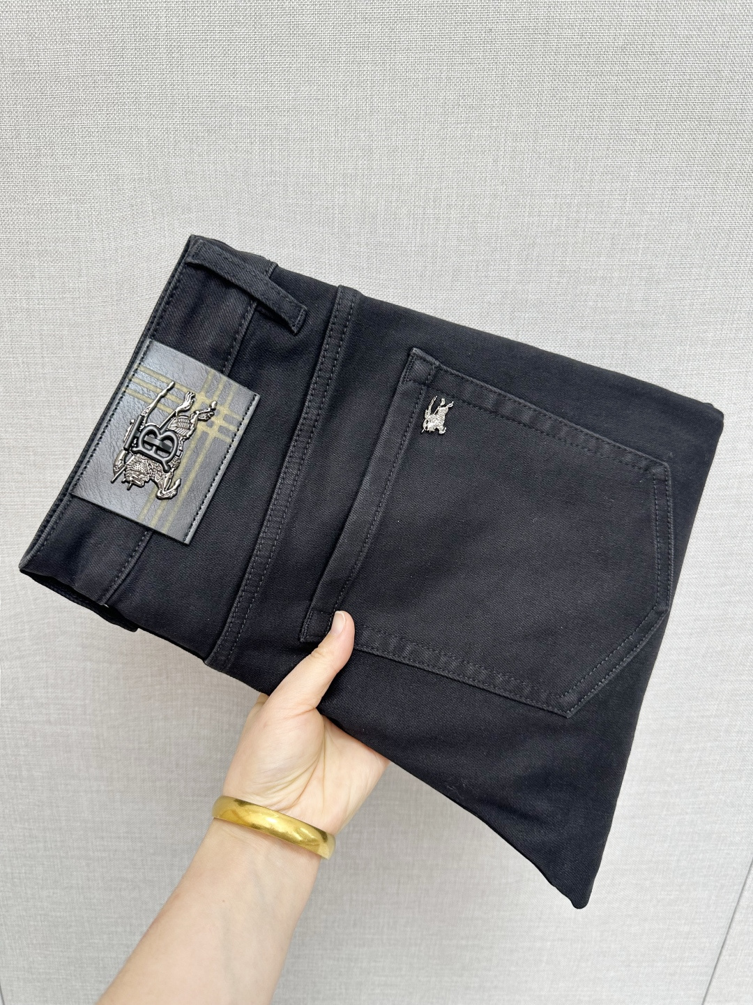 NO:650464,BURB official website counters are available at the same time, the original order is very good, a super stylish pair of jeans, customized original washed denim fabric, unique design, top-notch printing technology letter pattern logo, original hardware accessories decoration, an extremely outstanding pair of jeans, the materials and craftsmanship are extremely luxurious and exquisite, extremely high-grade, handsome and stylish upper body, recommended, code number 29-38, burberry, jeans, alexander wang19860909BURB 官网专柜同步有售,原单狠货,超级有范儿的一款牛仔裤,定制原版水洗牛仔面料,独特设计,顶级印花工艺字母图案logo,原版五金辅料装饰,极为翘楚的一款牛仔裤,用料与工艺都极致奢华精湛,档次极高,上身帅气有型,推荐,码数29—38,,burberry,jeans,alexander wang,Men's clothing