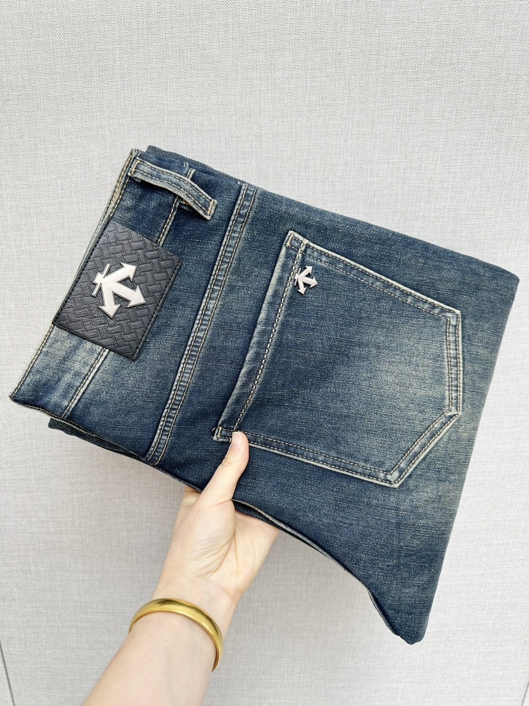 NO:650416,Dishangte's official website counter is available at the same time, the original order is very good, a super stylish pair of jeans, customized original washed denim fabric, unique design, top-notch printing technology letter pattern logo, original hardware accessories decoration, an extremely outstanding pair of jeans, the materials and craftsmanship are extremely luxurious and exquisite, extremely high-grade, handsome and stylish upper body, recommended, code number 29-38,, jeans, alexander wang19860909迪商特 官网专柜同步有售,原单狠货,超级有范儿的一款牛仔裤,定制原版水洗牛仔面料,独特设计,顶级印花工艺字母图案logo,原版五金辅料装饰,极为翘楚的一款牛仔裤,用料与工艺都极致奢华精湛,档次极高,上身帅气有型,推荐,码数29—38,,jeans,alexander wang,Men's clothing