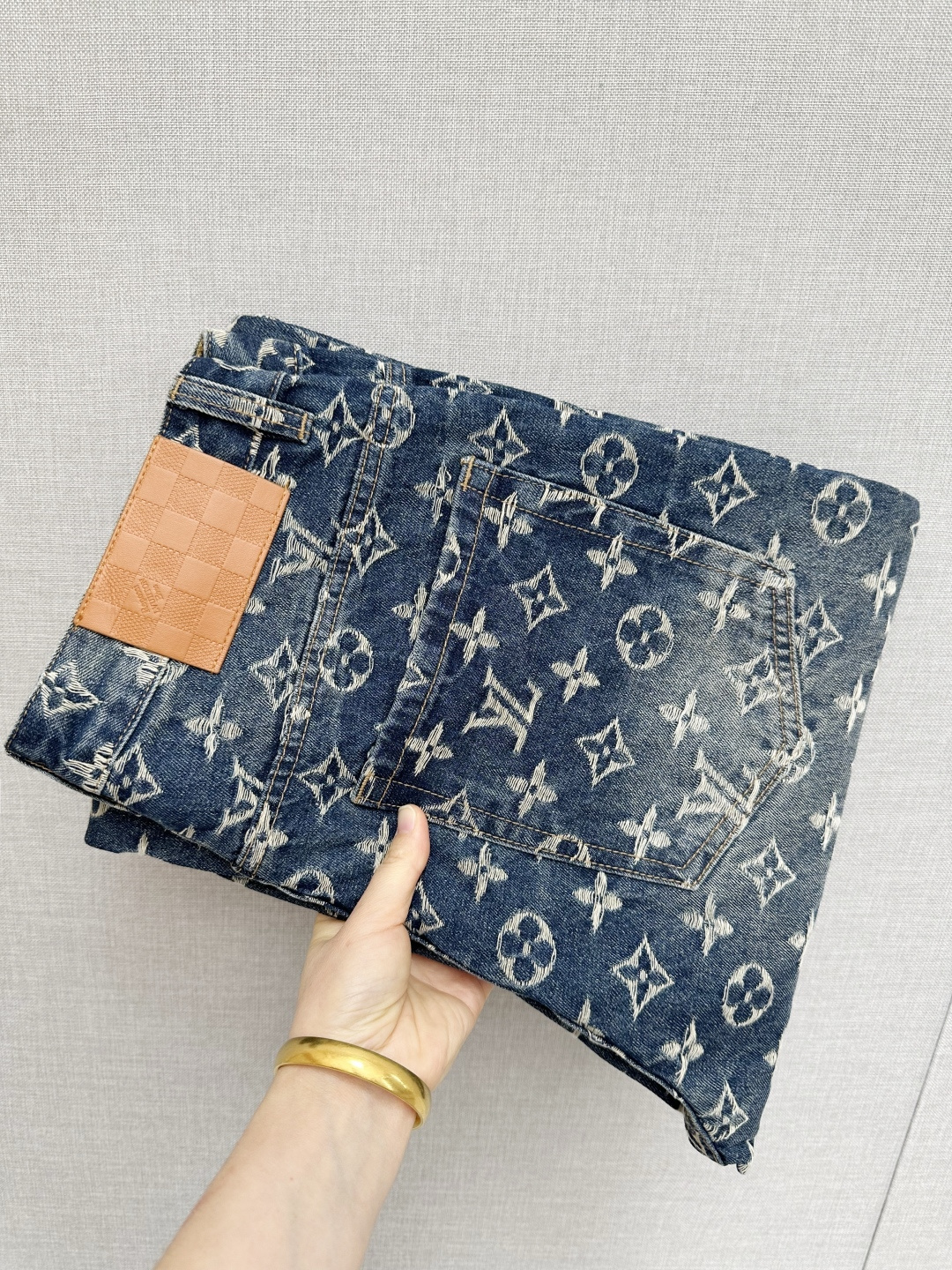 NO:650452,Available at the LV official website counter at the same time, original order, super stylish jeans, customized original washed denim fabric, unique design, top-notch printing technology letter pattern logo, original hardware accessories decoration, extremely outstanding jeans, materials and craftsmanship are extremely luxurious and exquisite, extremely high grade, handsome and stylish upper body, recommended, size 29-38, louis vuitton, jeans, alexander wang19860909LV 官网专柜同步有售,原单狠货,超级有范儿的一款牛仔裤,定制原版水洗牛仔面料,独特设计,顶级印花工艺字母图案logo,原版五金辅料装饰,极为翘楚的一款牛仔裤,用料与工艺都极致奢华精湛,档次极高,上身帅气有型,推荐,码数29—38,,louis vuitton,jeans,alexander wang,Men's clothing