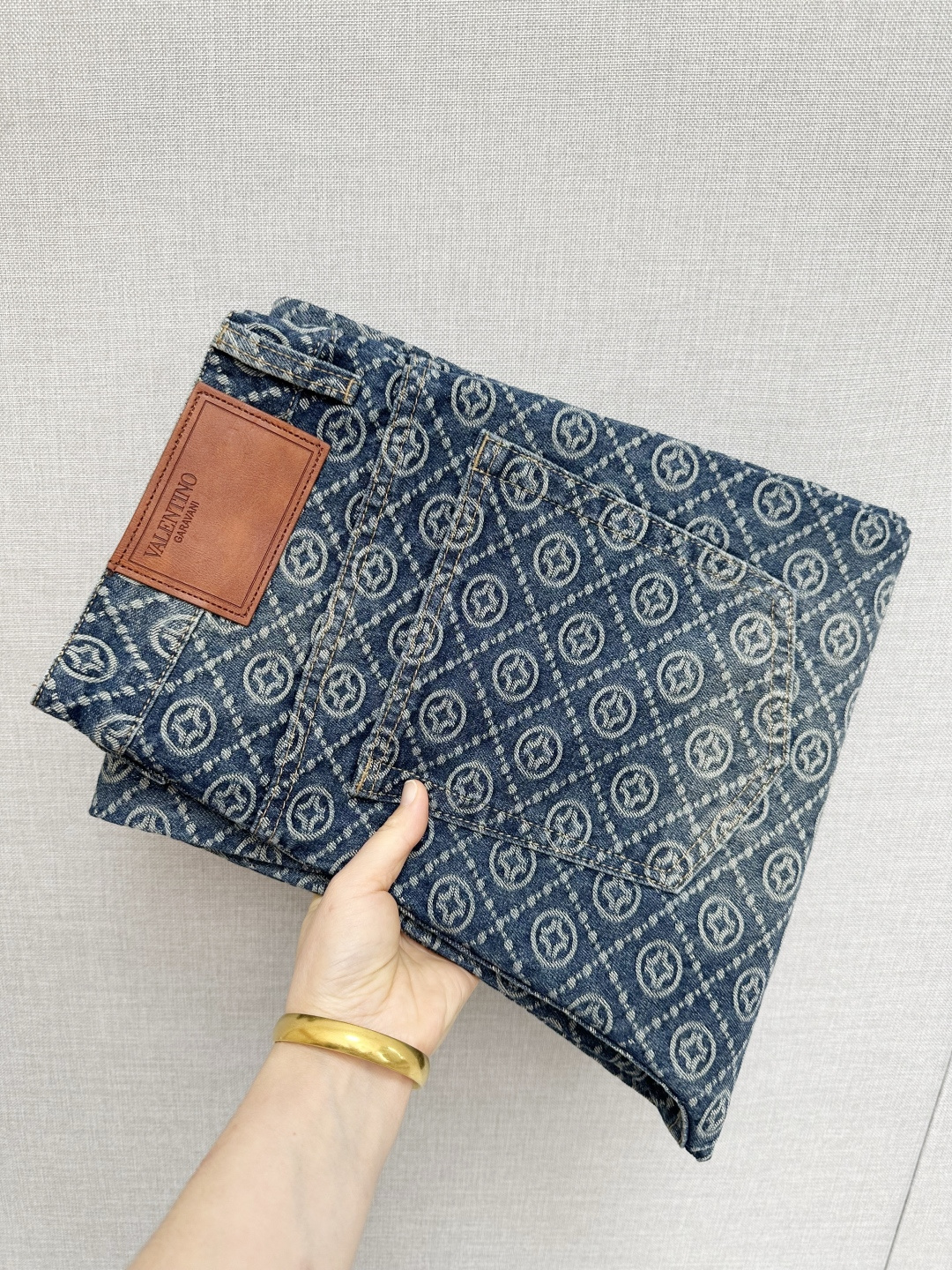 NO:650444,The official website counter is on sale at the same time, the original order is very good, a super stylish pair of jeans, customized original washed denim fabric, unique design, top-notch printing technology letter pattern logo, original hardware accessories decoration, an extremely outstanding pair of jeans, the materials and craftsmanship are extremely luxurious and exquisite, extremely high-grade, handsome and stylish upper body, recommended, code number 29-38, jeans, alexander wang19860909官网专柜同步有售,原单狠货,超级有范儿的一款牛仔裤,定制原版水洗牛仔面料,独特设计,顶级印花工艺字母图案logo,原版五金辅料装饰,极为翘楚的一款牛仔裤,用料与工艺都极致奢华精湛,档次极高,上身帅气有型,推荐,码数29—38,,jeans,alexander wang,Men's clothing