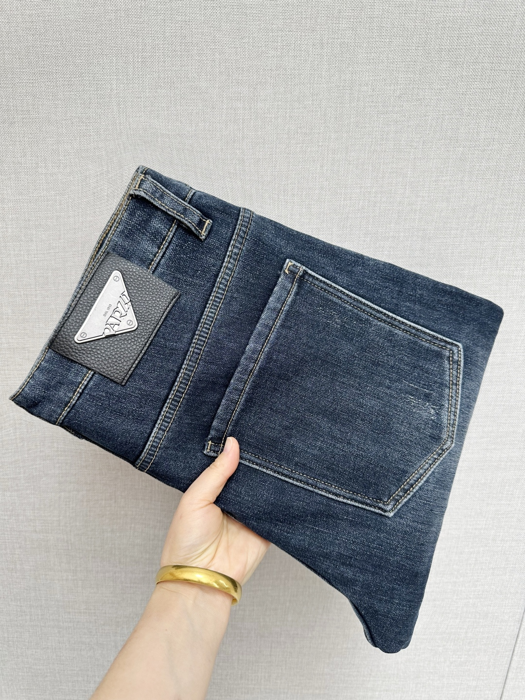 NO:650437,PRADA's official website counters are available at the same time, original items, super stylish jeans, customized original washed denim fabric, unique design, top-notch printing technology letter pattern logo, original hardware accessories decoration, extremely outstanding jeans, the materials and craftsmanship are extremely luxurious and exquisite, extremely high-grade, handsome and stylish upper body, recommended, code number 29-38,, prada, jeans, alexander wang19860909PRADA 官网专柜同步有售,原单狠货,超级有范儿的一款牛仔裤,定制原版水洗牛仔面料,独特设计,顶级印花工艺字母图案logo,原版五金辅料装饰,极为翘楚的一款牛仔裤,用料与工艺都极致奢华精湛,档次极高,上身帅气有型,推荐,码数29—38,,prada,jeans,alexander wang,Men's clothing