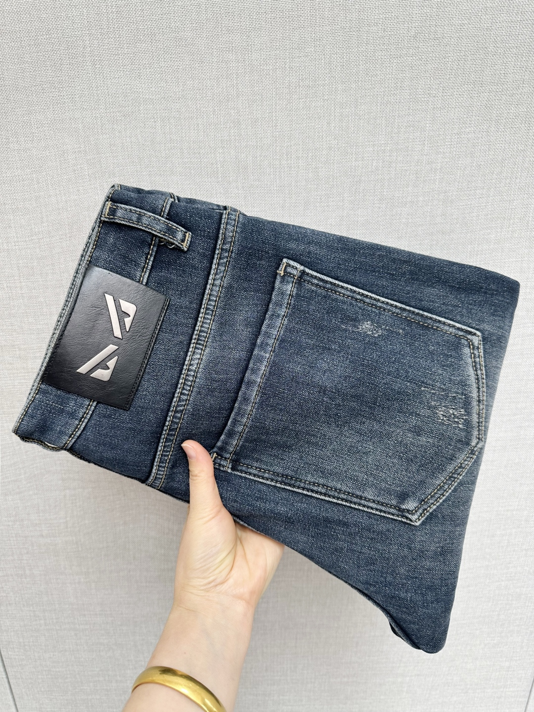 NO:650430,Available at the FD official website counter at the same time, original order, super stylish jeans, customized original washed denim fabric, unique design, top-notch printing technology letter pattern logo, original hardware accessories decoration, an extremely outstanding pair of jeans, the materials and craftsmanship are extremely luxurious and exquisite, extremely high-grade, handsome and stylish upper body, recommended, code number 29-38,, jeans, alexander wang19860909FD 官网专柜同步有售,原单狠货,超级有范儿的一款牛仔裤,定制原版水洗牛仔面料,独特设计,顶级印花工艺字母图案logo,原版五金辅料装饰,极为翘楚的一款牛仔裤,用料与工艺都极致奢华精湛,档次极高,上身帅气有型,推荐,码数29—38,,jeans,alexander wang,Men's clothing