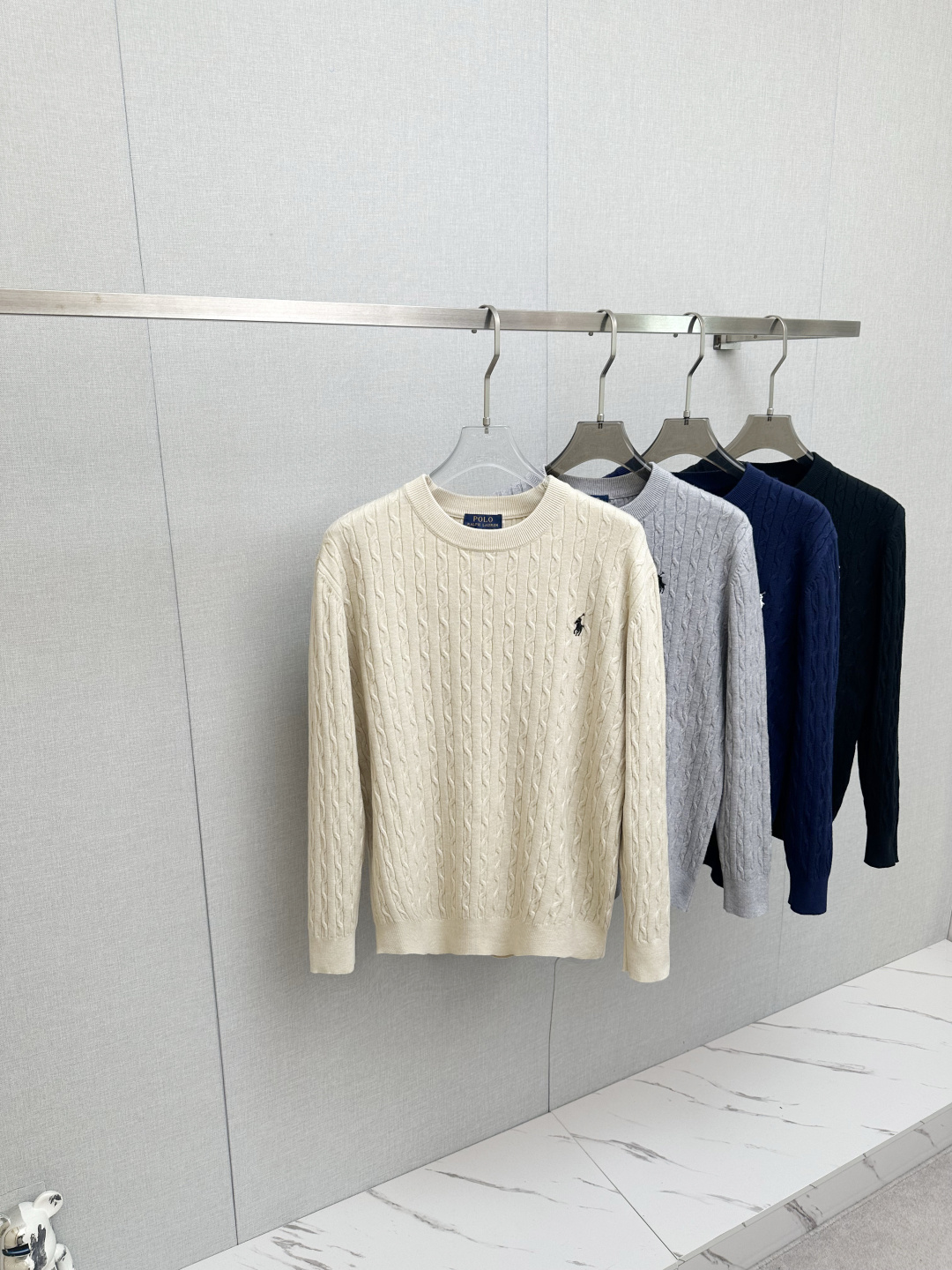 NO:650434,Raff's top quality 2025 autumn and winter new woolen sweater!  Sheep wool fabric, soft to the touch. Top imported private goods, timely design and trendy wool short-sleeved sweater, without losing luxury. There is no doubt about the quality. The upper body effect is great, the same style as the luxury official website!  Size M—3XL,,T-shirt,alexander wang19860909拉夫 顶级品质 2025秋冬新品羊毛衫！绵羊毛面料,手感柔软.顶级进口私货,时间设计潮流羊毛短袖针织衫,不失奢华 品质毋庸置疑 上身效果超赞,奢华官网同款！尺码M—3XL,,T-shirt,alexander wang,Men's clothing