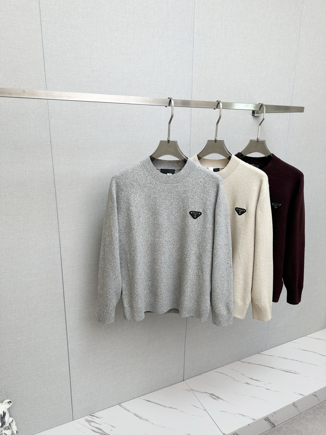 NO:650442,PRADA top quality 2025 autumn and winter new woolen sweater!  Sheep wool fabric, soft to the touch. Top imported private goods, timely design and trendy wool short-sleeved sweater, without losing luxury. There is no doubt about the quality. The upper body effect is great, the same style as the luxury official website!  Size M—3XL,,prada,T-shirt,alexander wang19860909PRADA 顶级品质 2025秋冬新品羊毛衫！绵羊毛面料,手感柔软.顶级进口私货,时间设计潮流羊毛短袖针织衫,不失奢华 品质毋庸置疑 上身效果超赞,奢华官网同款！尺码M—3XL,,prada,T-shirt,alexander wang,Men's clothing