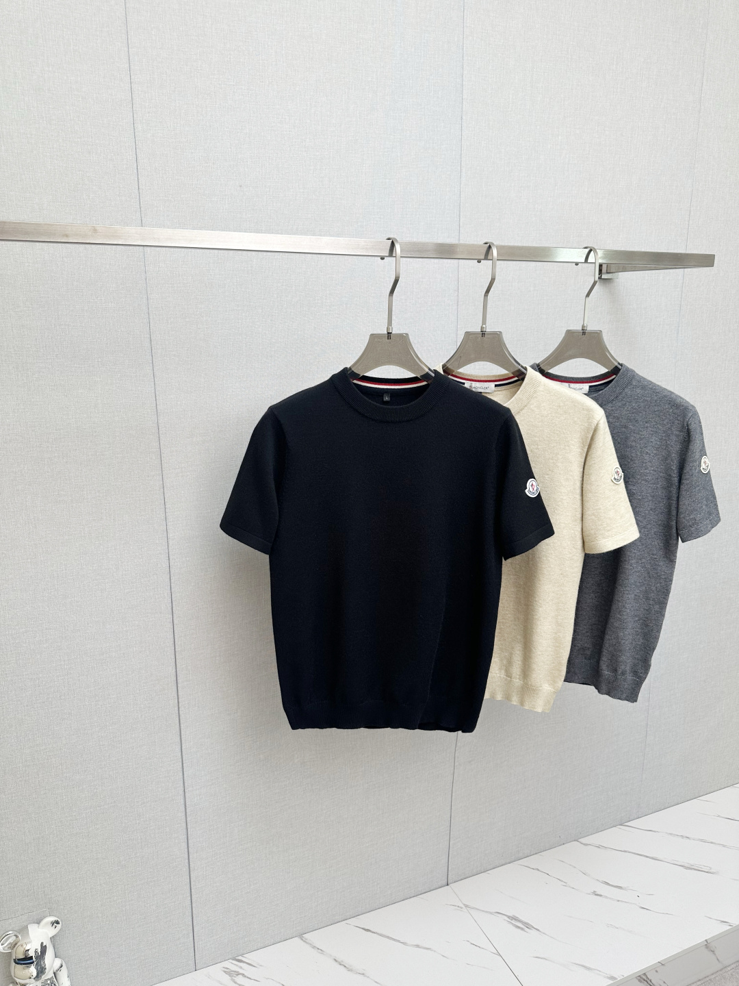 NO:650425,MO masked top quality 2025 autumn and winter new short-sleeved cardigan!  Sheep wool fabric, soft to the touch. Top imported private goods, timely design and trendy wool short-sleeved sweater, without losing luxury. There is no doubt about the quality. The upper body effect is great, the same style as the luxury official website!  Size M—3XL,,Moncler,T-shirt,alexander wang19860909MO蒙口 顶级品质 2025秋冬新品短袖羊毛衫！绵羊毛面料,手感柔软.顶级进口私货,时间设计潮流羊毛短袖针织衫,不失奢华 品质毋庸置疑 上身效果超赞,奢华官网同款！尺码M—3XL,,Moncler,T-shirt,alexander wang,Men's clothing