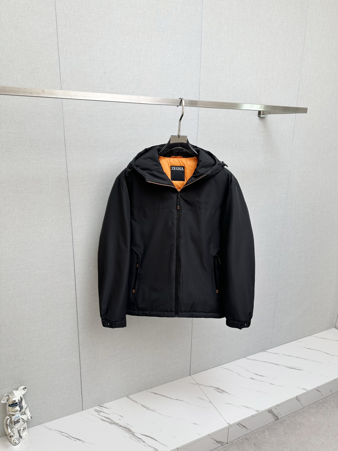 NO:653387,Ermenegildo Zegna hot-selling down jacket new product New down jacket show new product The appearance is perfect, the high-tech waterproof fabric in the store is filled with 90% white goose down, comfortable and warm, the color is full and attractive, the design is very outstanding, it can easily enhance the fashion sense, the workmanship is extremely sophisticated and rigorous, and the wiring is neat and meticulous!  A masterpiece from a famous designer!  The upper body does not look bloated and is super handsome!  Counter size: M-3XL,,zegna,down jacket,alexander wang19860909杰尼亚 爆款羽绒服 新品 新款羽绒服秀场新品 品相非常完美,专柜高科技防水面料,内里90白鹅绒填充,舒适保暖,色泽饱满诱人,非常出彩的设计,轻松将时髦感进阶,做工极为考究严谨,走线工整细致！大牌设计师巨作！上身不显臃肿、超级帅气！柜台码数:M-3XL,,zegna,down jacket,alexander wang,Men's clothing