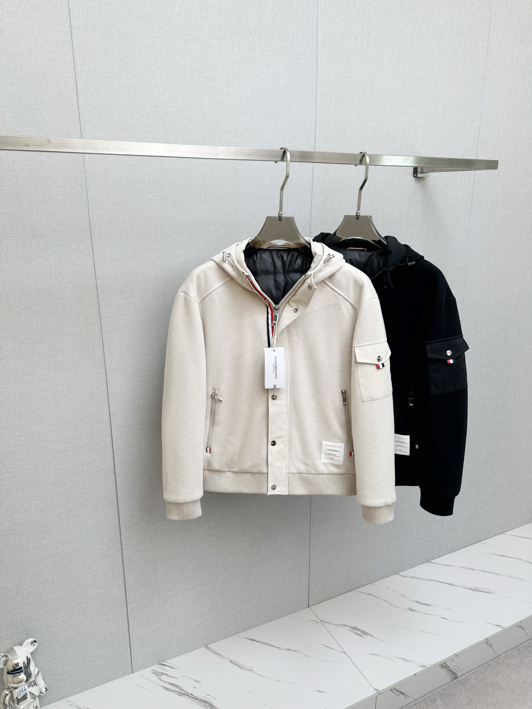 NO:653372,TB popular down jacket new product New down jacket show new product The appearance is perfect, the high-tech waterproof fabric in the counter is filled with 90% white goose down, comfortable and warm, the color is full and attractive, the design is very brilliant, it can easily enhance the fashion sense, the workmanship is extremely sophisticated and rigorous, and the wiring is neat and meticulous!  A masterpiece from a famous designer!  The upper body does not look bloated and is super handsome!  Counter size: M-3XL,,down jacket,alexander wang19860909TB 爆款羽绒服 新品 新款羽绒服秀场新品 品相非常完美,专柜高科技防水面料,内里90白鹅绒填充,舒适保暖,色泽饱满诱人,非常出彩的设计,轻松将时髦感进阶,做工极为考究严谨,走线工整细致！大牌设计师巨作！上身不显臃肿、超级帅气！柜台码数:M-3XL,,down jacket,alexander wang,Men's clothing