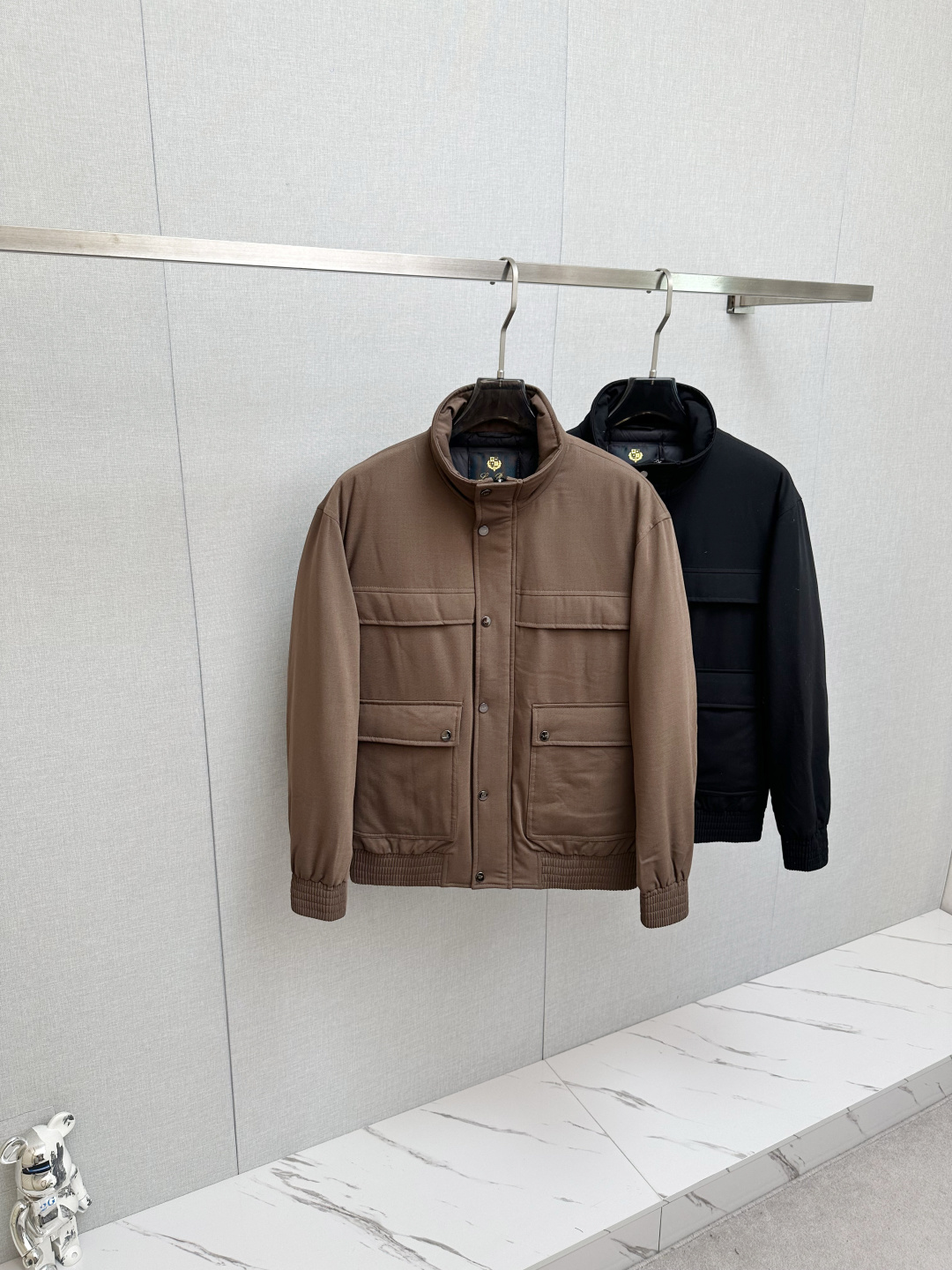 NO:653380,LP hot style down jacket new product New down jacket show new product The appearance is perfect, the high-tech waterproof fabric in the counter is filled with 90% white goose down, which is comfortable and warm, the color is full and attractive, the design is very outstanding, it can easily enhance the fashion sense, the workmanship is extremely sophisticated and rigorous, and the wiring is neat and meticulous!  A masterpiece from a famous designer!  The upper body does not look bloated and is super handsome!  Counter size: M-3XL,,loro piana,down jacket,alexander wang19860909LP 爆款羽绒服 新品 新款羽绒服秀场新品 品相非常完美,专柜高科技防水面料,内里90白鹅绒填充,舒适保暖,色泽饱满诱人,非常出彩的设计,轻松将时髦感进阶,做工极为考究严谨,走线工整细致！大牌设计师巨作！上身不显臃肿、超级帅气！柜台码数:M-3XL,,loro piana,down jacket,alexander wang,Men's clothing