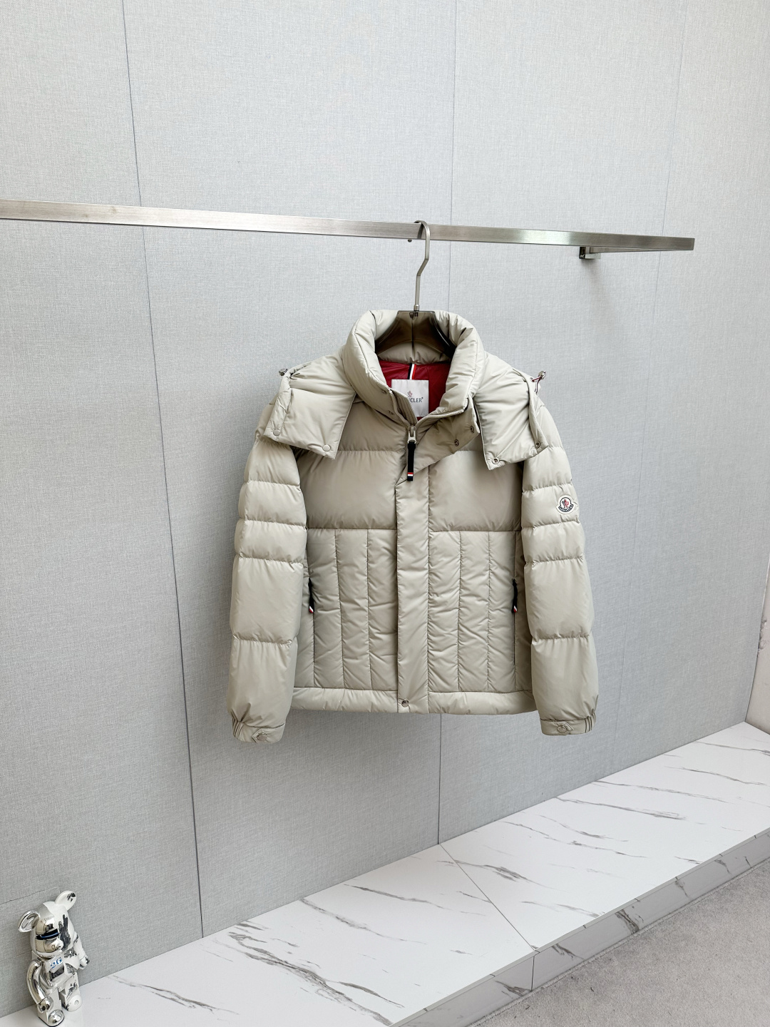 NO:653394,MO Mengkou popular down jacket new product New down jacket show new product The product is in perfect condition. The high-tech waterproof fabric in the counter is filled with 90% white goose down. It is comfortable and warm, and the color is full and attractive. The design is very outstanding, and it can easily enhance the sense of fashion. The workmanship is extremely sophisticated and rigorous, and the wiring is neat and meticulous!  A masterpiece from a famous designer!  The upper body does not look bloated and is super handsome!  Counter size: M-3XL,,Moncler,down jacket,alexander wang19860909MO蒙口 爆款羽绒服 新品 新款羽绒服秀场新品 品相非常完美,专柜高科技防水面料,内里90白鹅绒填充,舒适保暖,色泽饱满诱人,非常出彩的设计,轻松将时髦感进阶,做工极为考究严谨,走线工整细致！大牌设计师巨作！上身不显臃肿、超级帅气！柜台码数:M-3XL,,Moncler,down jacket,alexander wang,Men's clothing