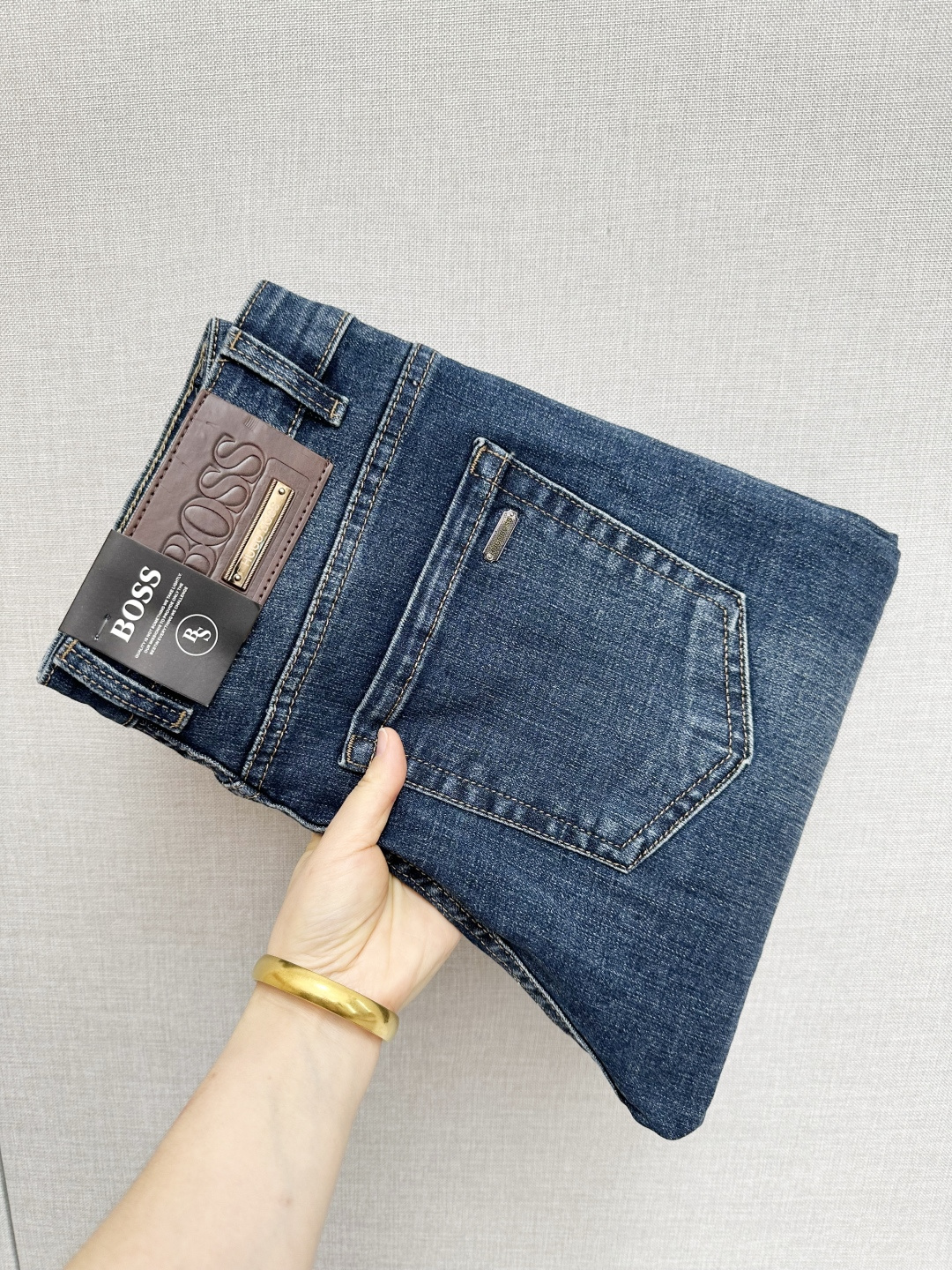 NO:731303,It will be available at the BOSS official website counter after the new year. The original order is very good. A super stylish pair of jeans. Customized original washed denim fabric. Unique design. Top-notch printing technology letter pattern logo. Original hardware accessories decoration. An extremely outstanding pair of jeans. The materials and craftsmanship are extremely luxurious and exquisite. The grade is extremely high. The upper body is handsome and stylish. Recommended. Size 29-38. Jeans.19860909支持年后 BOSS 官网专柜同步有售,原单狠货,超级有范儿的一款牛仔裤,定制原版水洗牛仔面料,独特设计,顶级印花工艺字母图案logo,原版五金辅料装饰,极为翘楚的一款牛仔裤,用料与工艺都极致奢华精湛,档次极高,上身帅气有型,推荐,码数29—38,,jeans,,Men's clothing