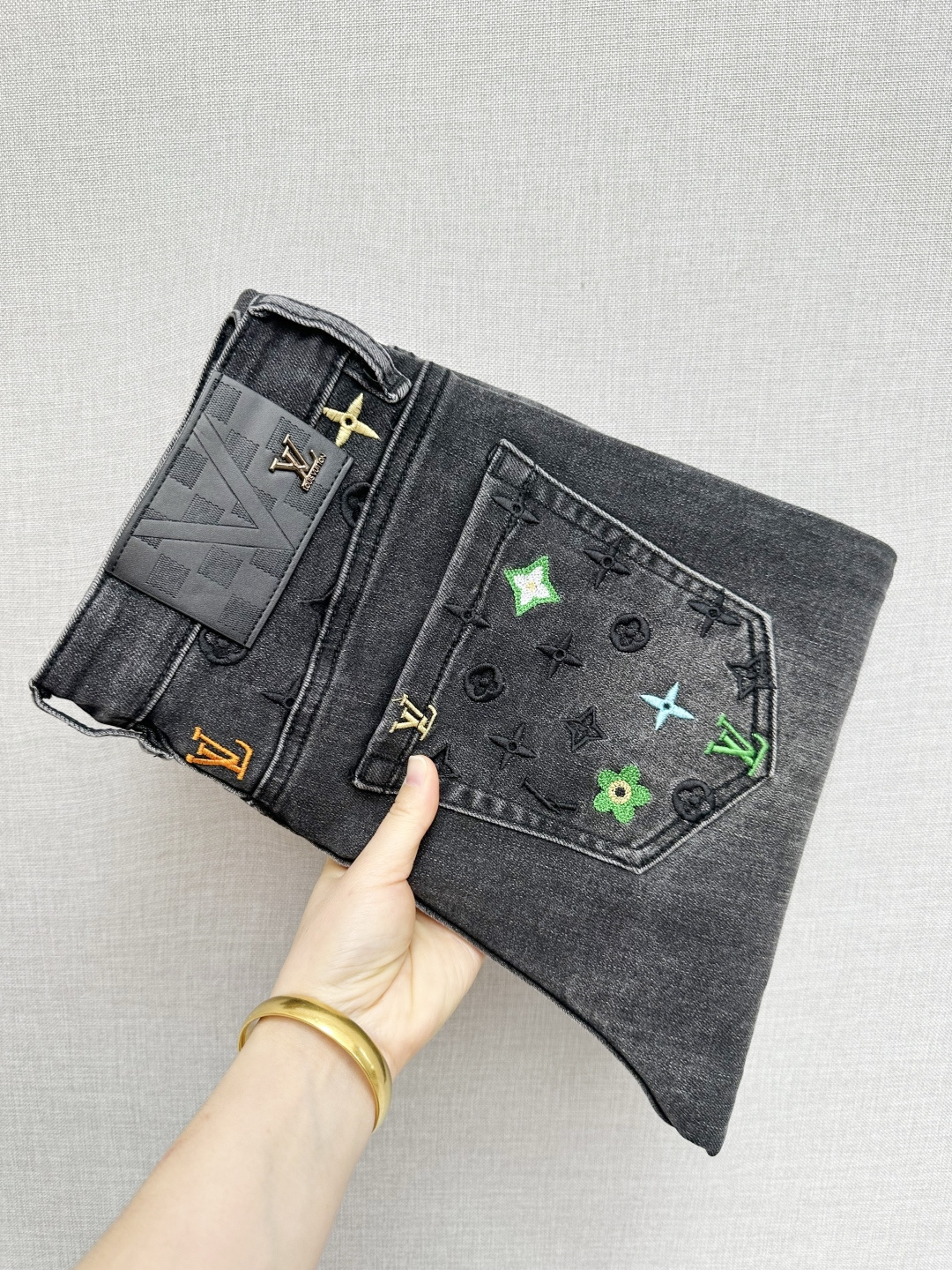 NO:731293,It will be available at the LV official website counters after the new year. The original order is very good. A super stylish pair of jeans. Customized original washed denim fabric. Unique design. Top-notch printing technology letter pattern logo. Original hardware accessories decoration. An extremely outstanding pair of jeans. The materials and craftsmanship are extremely luxurious and exquisite. The grade is extremely high. The upper body is handsome and stylish. Recommended. Size 29-38. Louis Vuitton Jeans.19860909支持年后 LV 官网专柜同步有售,原单狠货,超级有范儿的一款牛仔裤,定制原版水洗牛仔面料,独特设计,顶级印花工艺字母图案logo,原版五金辅料装饰,极为翘楚的一款牛仔裤,用料与工艺都极致奢华精湛,档次极高,上身帅气有型,推荐,码数29—38,,louis vuitton,jeans,,Men's clothing