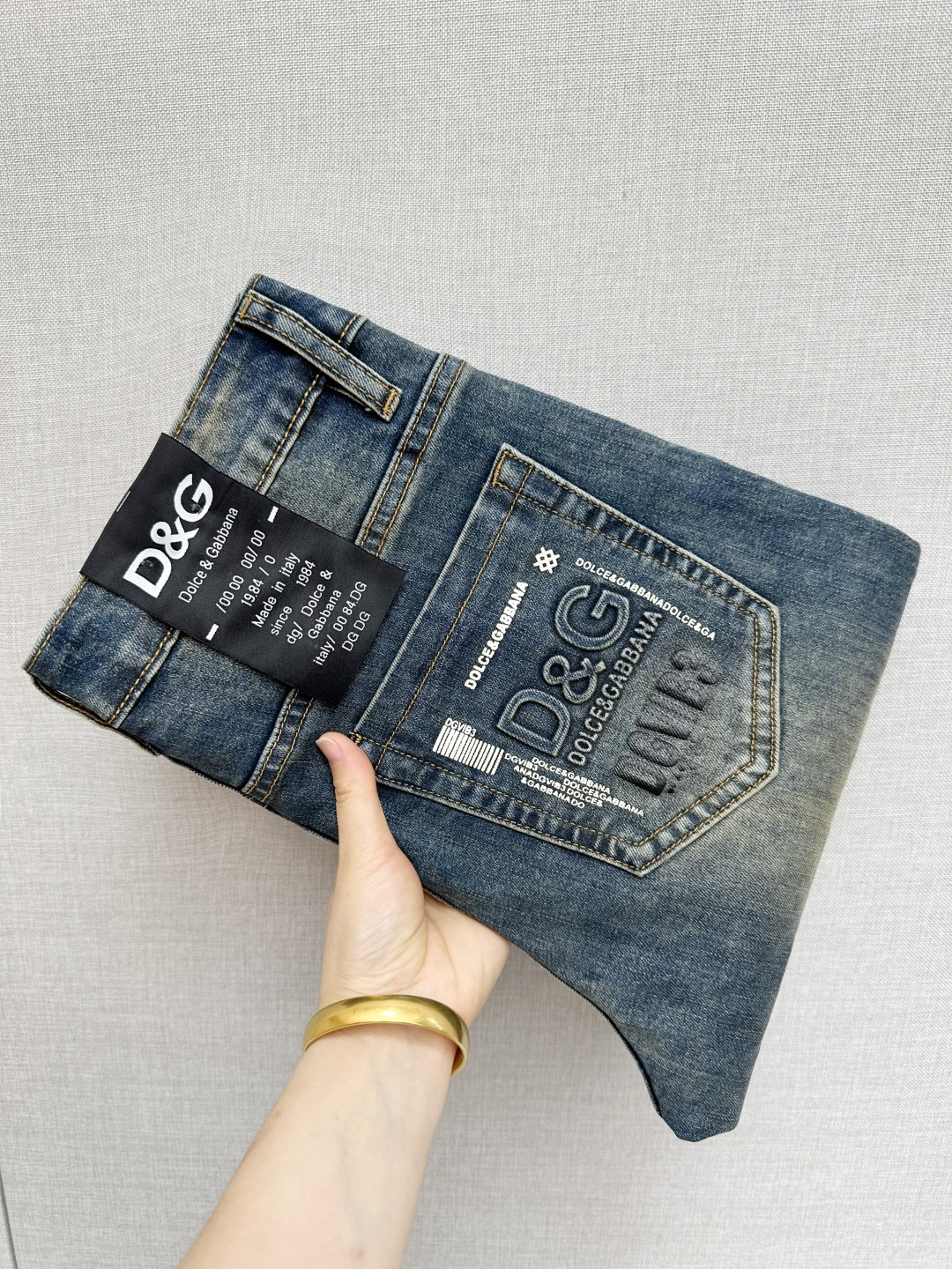 NO:731288,It will be available at the DG official website counters after the new year. The original order is very good. A super stylish pair of jeans. Customized original washed denim fabric. Unique design. Top-notch printing technology letter pattern logo. Original hardware accessories decoration. An extremely outstanding pair of jeans. The materials and craftsmanship are extremely luxurious and exquisite. The grade is extremely high. The upper body is handsome and stylish. Recommended. Size 29-38. Jeans.19860909支持年后 DG 官网专柜同步有售,原单狠货,超级有范儿的一款牛仔裤,定制原版水洗牛仔面料,独特设计,顶级印花工艺字母图案logo,原版五金辅料装饰,极为翘楚的一款牛仔裤,用料与工艺都极致奢华精湛,档次极高,上身帅气有型,推荐,码数29—38,,jeans,,Men's clothing