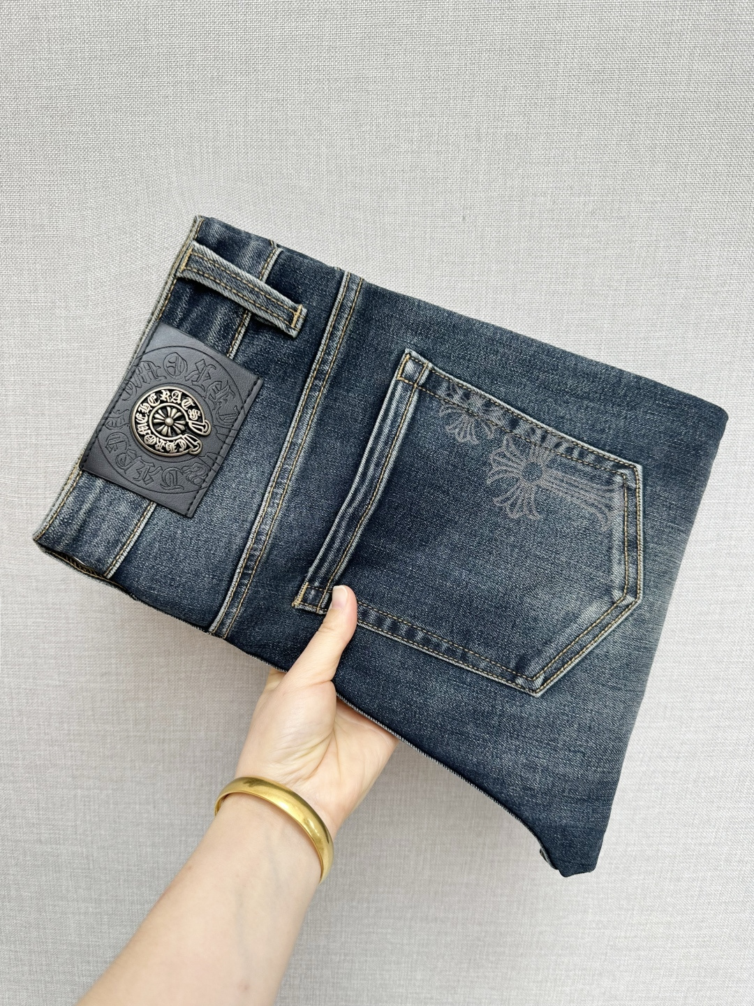 NO:731283,Support the new year and the Chrome Hearts official website counter will be on sale at the same time, the original order is very good, a super stylish pair of jeans, customized original washed denim fabric, unique design, top-notch printing technology letter pattern logo, original hardware accessories decoration, an extremely outstanding pair of jeans, the materials and craftsmanship are extremely luxurious and exquisite, extremely high-grade, handsome and stylish upper body, recommended, code number 29-38,, chrome hearts, jeans,19860909支持年后 克罗心 官网专柜同步有售,原单狠货,超级有范儿的一款牛仔裤,定制原版水洗牛仔面料,独特设计,顶级印花工艺字母图案logo,原版五金辅料装饰,极为翘楚的一款牛仔裤,用料与工艺都极致奢华精湛,档次极高,上身帅气有型,推荐,码数29—38,,chrome hearts,jeans,,Men's clothing