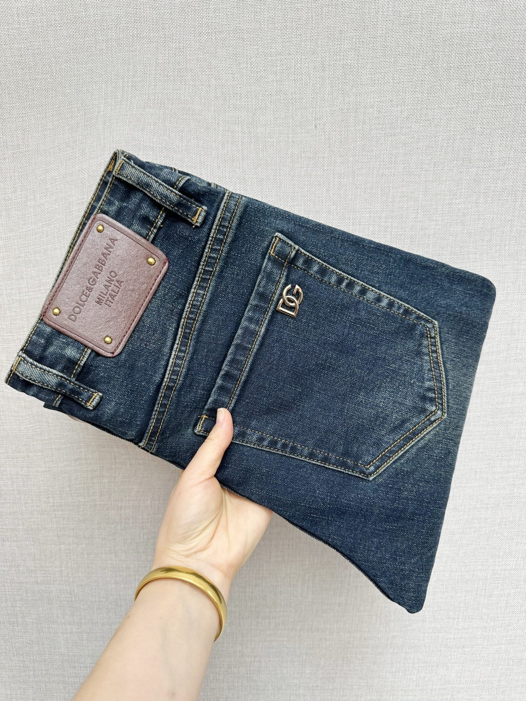 NO:731278,It will be available at the DG official website counters after the new year. The original order is very good. A super stylish pair of jeans. Customized original washed denim fabric. Unique design. Top-notch printing technology letter pattern logo. Original hardware accessories decoration. An extremely outstanding pair of jeans. The materials and craftsmanship are extremely luxurious and exquisite. The grade is extremely high. The upper body is handsome and stylish. Recommended. Size 29-38. Jeans.19860909支持年后 DG 官网专柜同步有售,原单狠货,超级有范儿的一款牛仔裤,定制原版水洗牛仔面料,独特设计,顶级印花工艺字母图案logo,原版五金辅料装饰,极为翘楚的一款牛仔裤,用料与工艺都极致奢华精湛,档次极高,上身帅气有型,推荐,码数29—38,,jeans,,Men's clothing