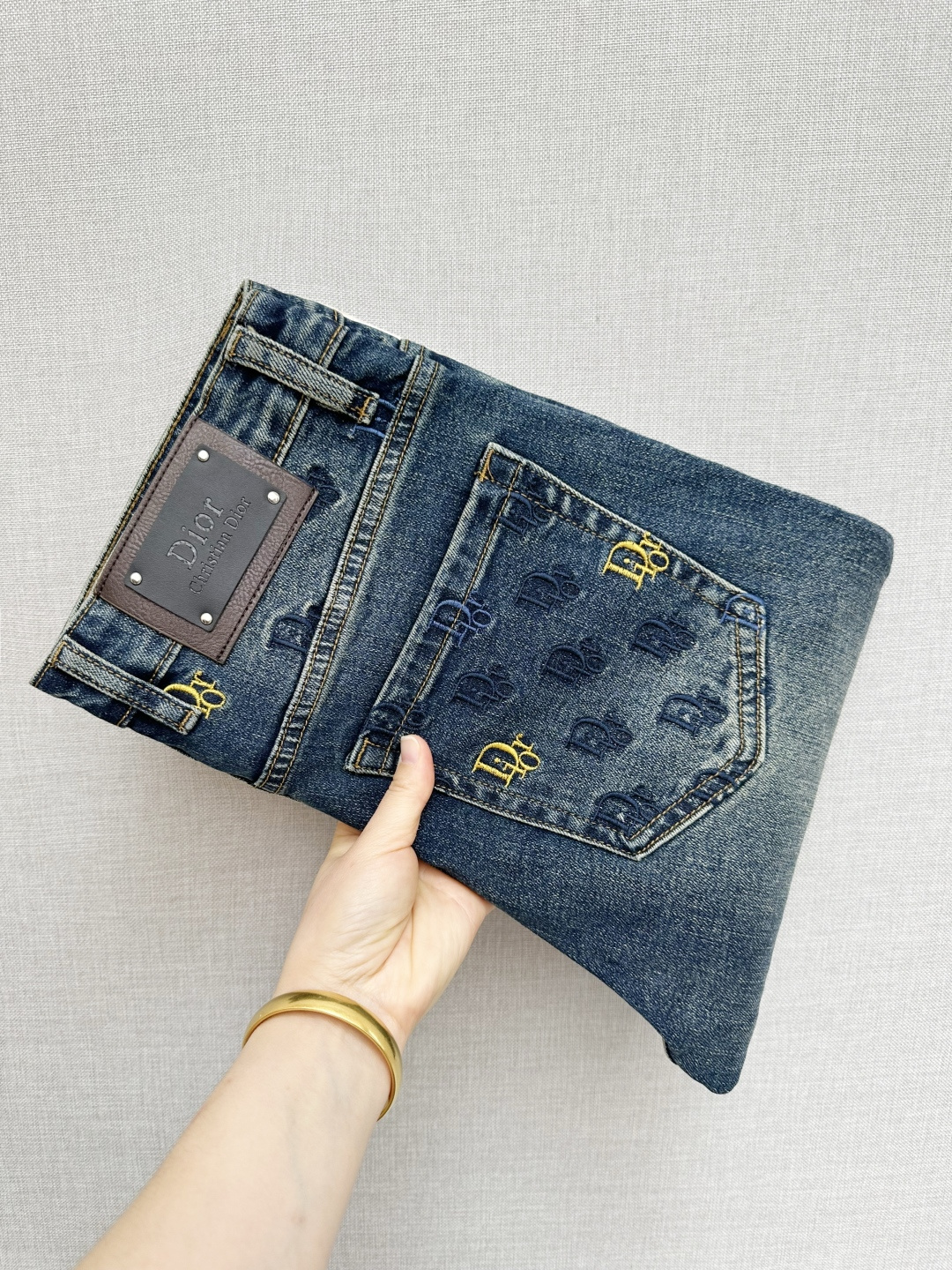 NO:731273,It will be available at the DIOR official website counters after the new year. The original order is very good. A super stylish pair of jeans. Customized original washed denim fabric. Unique design. Top-notch printing technology letter pattern logo. Original hardware accessories. An extremely outstanding pair of jeans. The materials and craftsmanship are extremely luxurious and exquisite. The grade is extremely high. The upper body is handsome and stylish. Recommended. Size 29-38, dior, jeans,19860909支持年后 DIOR 官网专柜同步有售,原单狠货,超级有范儿的一款牛仔裤,定制原版水洗牛仔面料,独特设计,顶级印花工艺字母图案logo,原版五金辅料装饰,极为翘楚的一款牛仔裤,用料与工艺都极致奢华精湛,档次极高,上身帅气有型,推荐,码数29—38,,dior,jeans,,Men's clothing