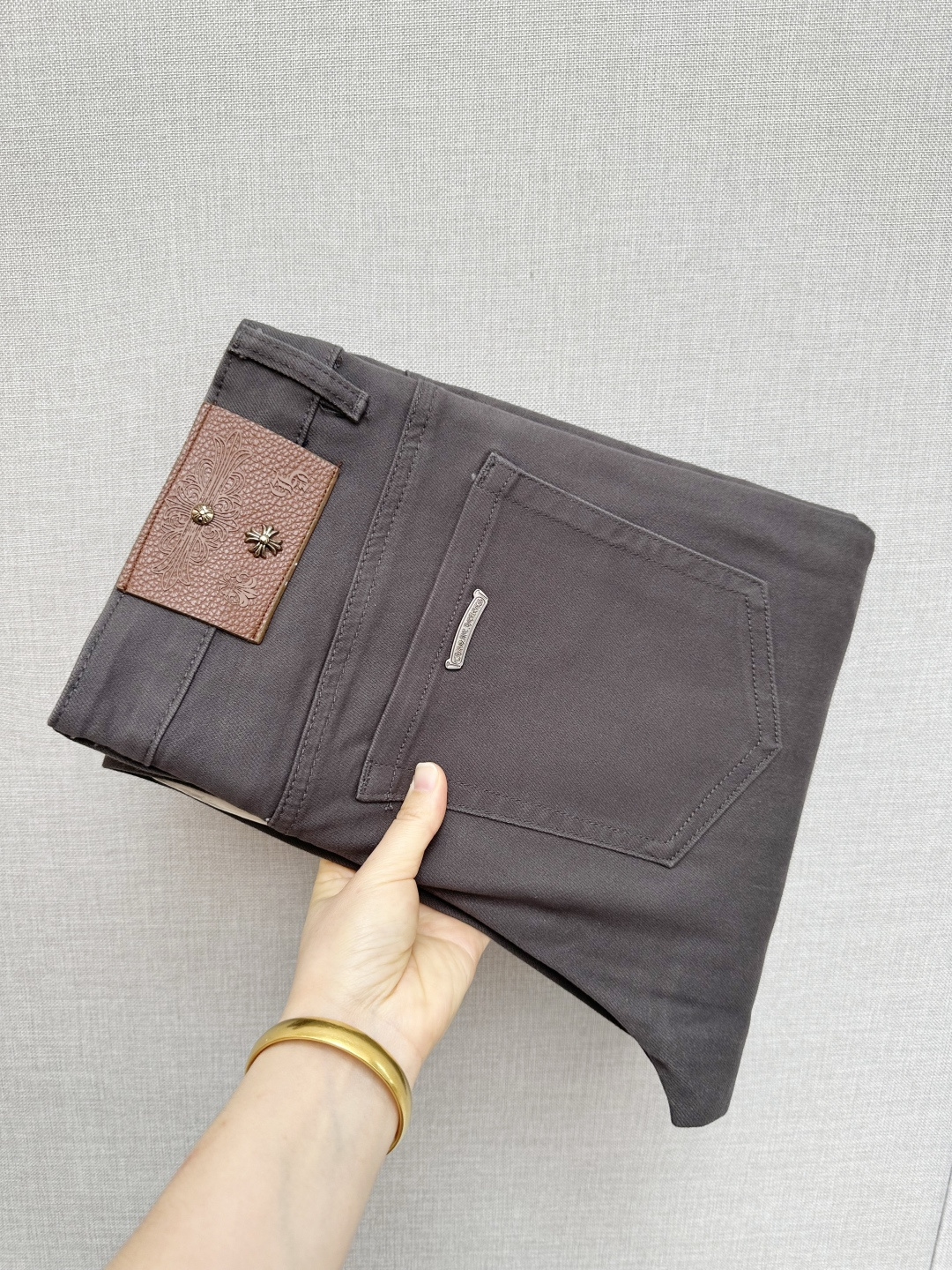 NO:731306,Support the new year and the Chrome Hearts official website counter will be on sale at the same time, the original order is very good, a super stylish pair of jeans, customized original washed denim fabric, unique design, top-notch printing technology letter pattern logo, original hardware accessories decoration, an extremely outstanding pair of jeans, the materials and craftsmanship are extremely luxurious and exquisite, extremely high-grade, handsome and stylish upper body, recommended, code number 29-38,, chrome hearts, jeans,19860909支持年后 克罗心 官网专柜同步有售,原单狠货,超级有范儿的一款牛仔裤,定制原版水洗牛仔面料,独特设计,顶级印花工艺字母图案logo,原版五金辅料装饰,极为翘楚的一款牛仔裤,用料与工艺都极致奢华精湛,档次极高,上身帅气有型,推荐,码数29—38,,chrome hearts,jeans,,Men's clothing