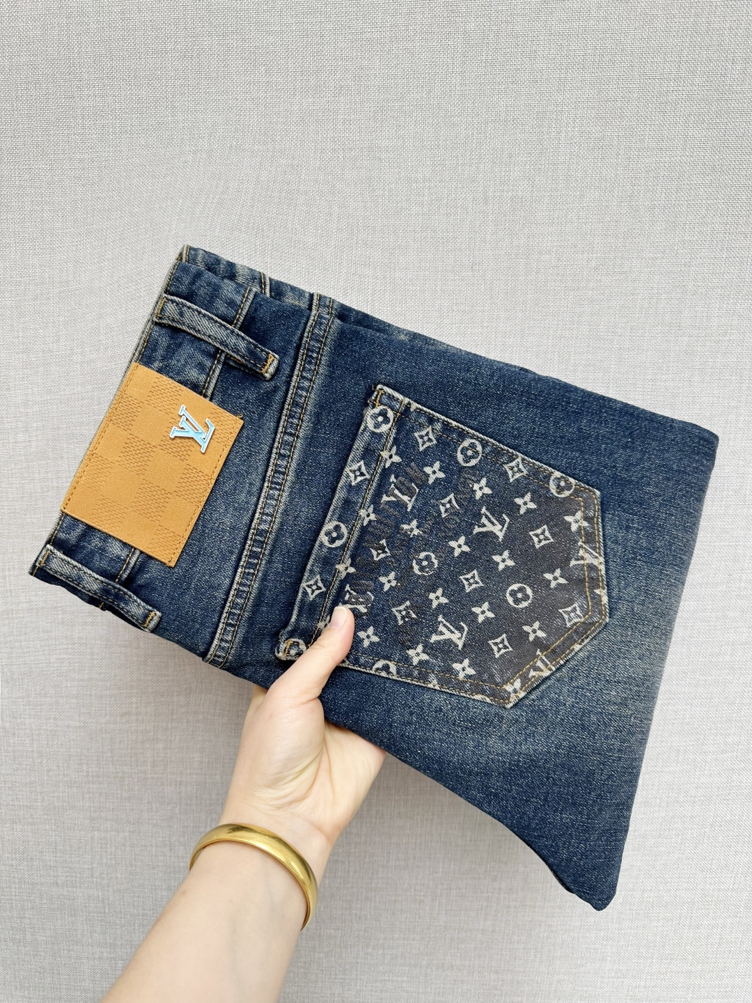 NO:731301,It will be available at the LV official website counters after the new year. The original order is very good. A super stylish pair of jeans. Customized original washed denim fabric. Unique design. Top-notch printing technology letter pattern logo. Original hardware accessories decoration. An extremely outstanding pair of jeans. The materials and craftsmanship are extremely luxurious and exquisite. The grade is extremely high. The upper body is handsome and stylish. Recommended. Size 29-38. Louis Vuitton Jeans.19860909支持年后 LV 官网专柜同步有售,原单狠货,超级有范儿的一款牛仔裤,定制原版水洗牛仔面料,独特设计,顶级印花工艺字母图案logo,原版五金辅料装饰,极为翘楚的一款牛仔裤,用料与工艺都极致奢华精湛,档次极高,上身帅气有型,推荐,码数29—38,,louis vuitton,jeans,,Men's clothing