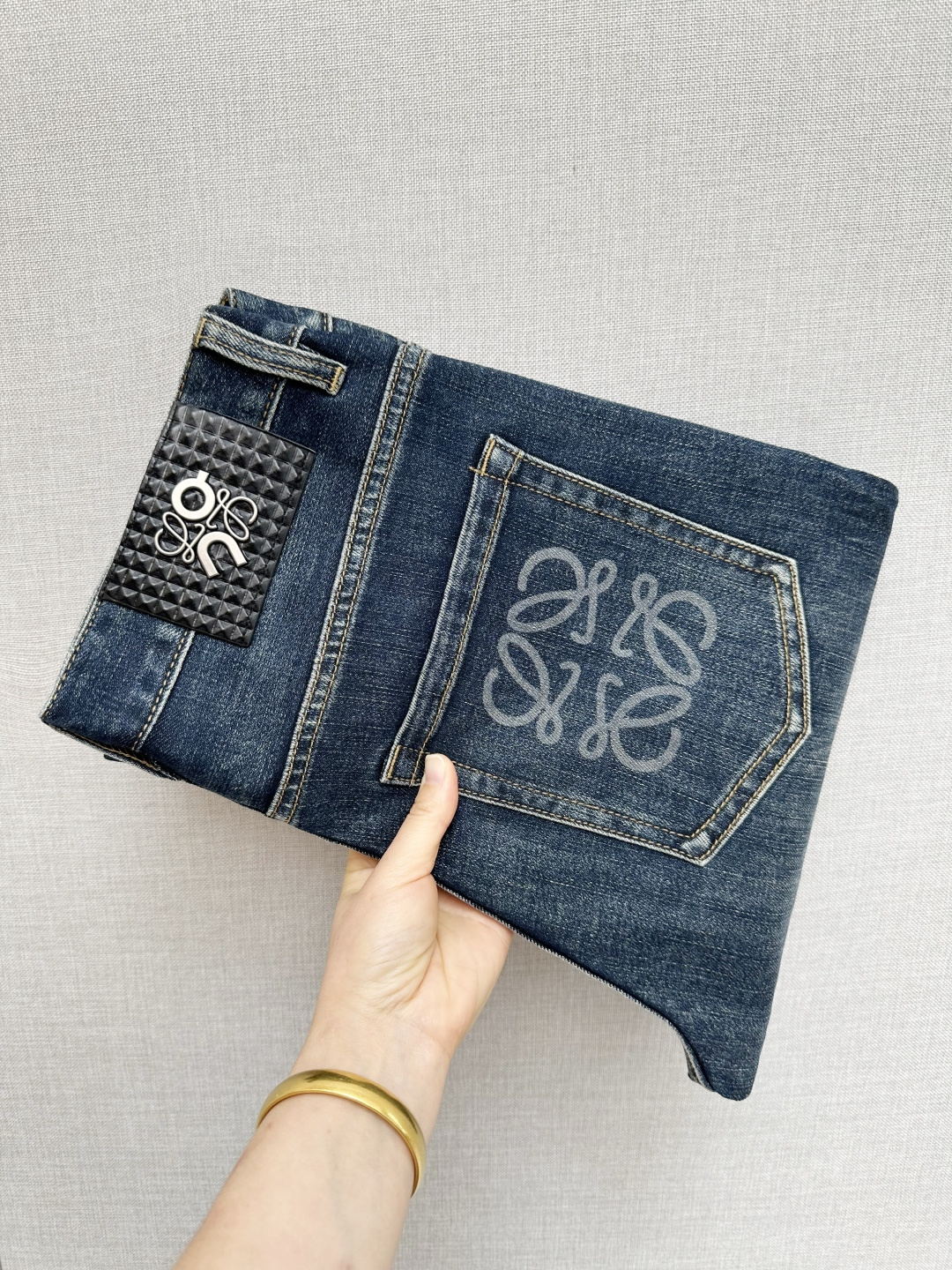 NO:731311,Support after the new year, Luo Yiwei's official website counter will be sold at the same time, the original order is very good, a super stylish pair of jeans, customized original washed denim fabric, unique design, top-notch printing technology letter pattern logo, original hardware accessories decoration, an extremely outstanding pair of jeans, the materials and craftsmanship are extremely luxurious and exquisite, extremely high-grade, handsome and stylish upper body, recommended, code number 29-38,, loewe, jeans,19860909支持年后 罗意为 官网专柜同步有售,原单狠货,超级有范儿的一款牛仔裤,定制原版水洗牛仔面料,独特设计,顶级印花工艺字母图案logo,原版五金辅料装饰,极为翘楚的一款牛仔裤,用料与工艺都极致奢华精湛,档次极高,上身帅气有型,推荐,码数29—38,,loewe,jeans,,Men's clothing