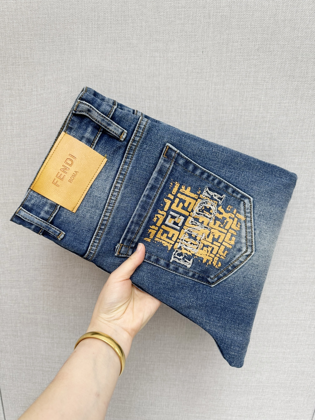 NO:731268,It is available at the FD official website counter after the New Year. The original order is very good. A super stylish pair of jeans. Customized original washed denim fabric. Unique design. Top-notch printing technology letter pattern logo. Original hardware accessories decoration. An extremely outstanding pair of jeans. The materials and craftsmanship are extremely luxurious and exquisite. The grade is extremely high. The upper body is handsome and stylish. Recommended. Size 29-38. Jeans.19860909支持年后 FD 官网专柜同步有售,原单狠货,超级有范儿的一款牛仔裤,定制原版水洗牛仔面料,独特设计,顶级印花工艺字母图案logo,原版五金辅料装饰,极为翘楚的一款牛仔裤,用料与工艺都极致奢华精湛,档次极高,上身帅气有型,推荐,码数29—38,,jeans,,Men's clothing