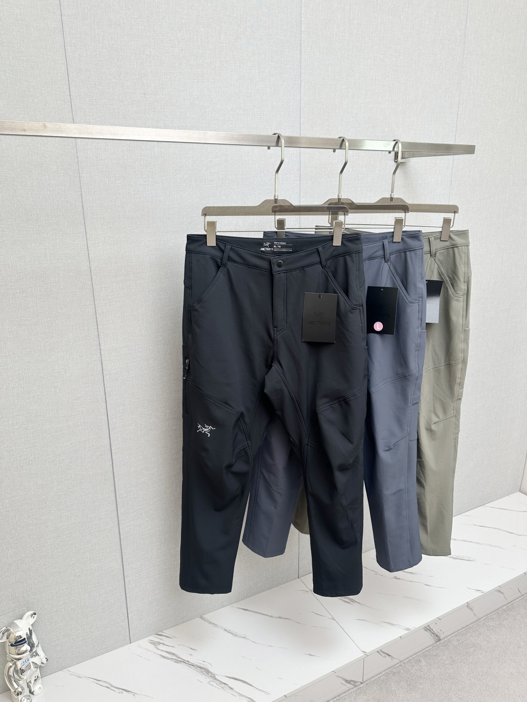 NO:655779,ARCTERYX Arc'teryx men's must-buy pants - Cronin Cotton style cold-proof, warm and fleece pants. A super good-looking pair of men's Arc'teryx pants. They are super versatile and can easily cope with various occasions!  Whether paired with a shirt, T-shirt or jacket. Comfortable pure cotton fabric, breathable and durable, looks great no matter how it is paired. Fabric features: nylon four-way stretch fabric, upgraded inner chain stripe pattern, more wear-resistant, windproof and anti-pilling, surface fabric uses imported water-repellent additives, no fear of rainy days, the fabric component is added with spandex for greater elasticity. Color: fog blue, black khaki, size M-3XL  M waist 69 hips 97 pants length 100 feet 35.5 L waist 73 hips 101 pants length 102 feet 36.5 XL waist 77 hips 105 pants length 104 feet 37.5 2xl waist 81 hips 109 pants length 106 feet 38.5  3xl waist 85 hips 113 pants length 108 feet 39.5,arc'teryx,jackets & coats,shirts,alexander wang19860909ARCTERYX始祖鸟男生必买裤子—Cronin Cotton版型防寒保暖加绒裤 超级好看的一条男士始祖鸟裤子,超强百搭性可以轻松应对各种场合！无论是搭配衬衫,T-shirt还是外套.舒适的纯棉面料,既透气又耐穿,无论怎样搭配都非常好看. 面料特点尼龙四面弹面料,升级内里链条纹路,更加耐磨 防风 抗起球,表布采用进口防泼水助剂 ,无惧雨天,面料成分增添氨纶 弹力更大 颜色雾蓝 黑色 卡其 尺寸M-3XL M腰围69臀围97裤长100脚口35.5 L腰围73臀围101裤长102脚口36.5 XL腰围77臀围105裤长104脚口37.5 2xl腰围81臀围109裤长106脚口38.5 3xl腰围85臀围113裤长108脚口39.5,arc'teryx,jackets & coats,shirts,alexander wang,Men's clothing