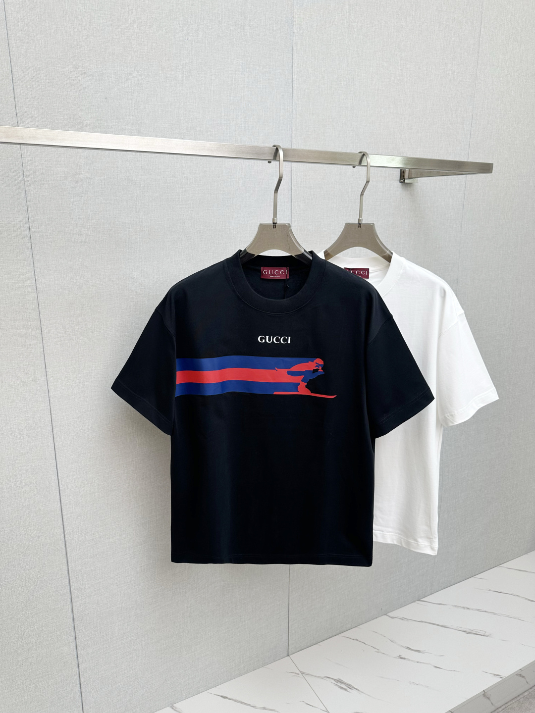 NO:655785,GUCCI's new product, short-sleeved T-shirt, classic logo design, versatile, available simultaneously on the official website. Customized fabric, soft and delicate, comfortable and breathable, highly skin-friendly, perfectly interpreting the brand's fashion trend!  A man's wardrobe is indispensable for the basics. It is a low-key design and a must-have item. Dear friends, hurry up and get it!  Size S—2XL,,gucci,T-shirt,tees,t-shirt,alexander wang19860909GUCCI 新品 短袖T恤,经典Logo设计,百搭款 官网同步发售 定制面料,柔软细腻 舒适透气,亲肤感极高,完美诠释出品牌的时尚潮流！男人的衣柜都少不了基础 是低调的设计 必备款,亲们赶紧入手！码数S—2XL,,gucci,T-shirt,tees，t-shirt,alexander wang,Men's clothing