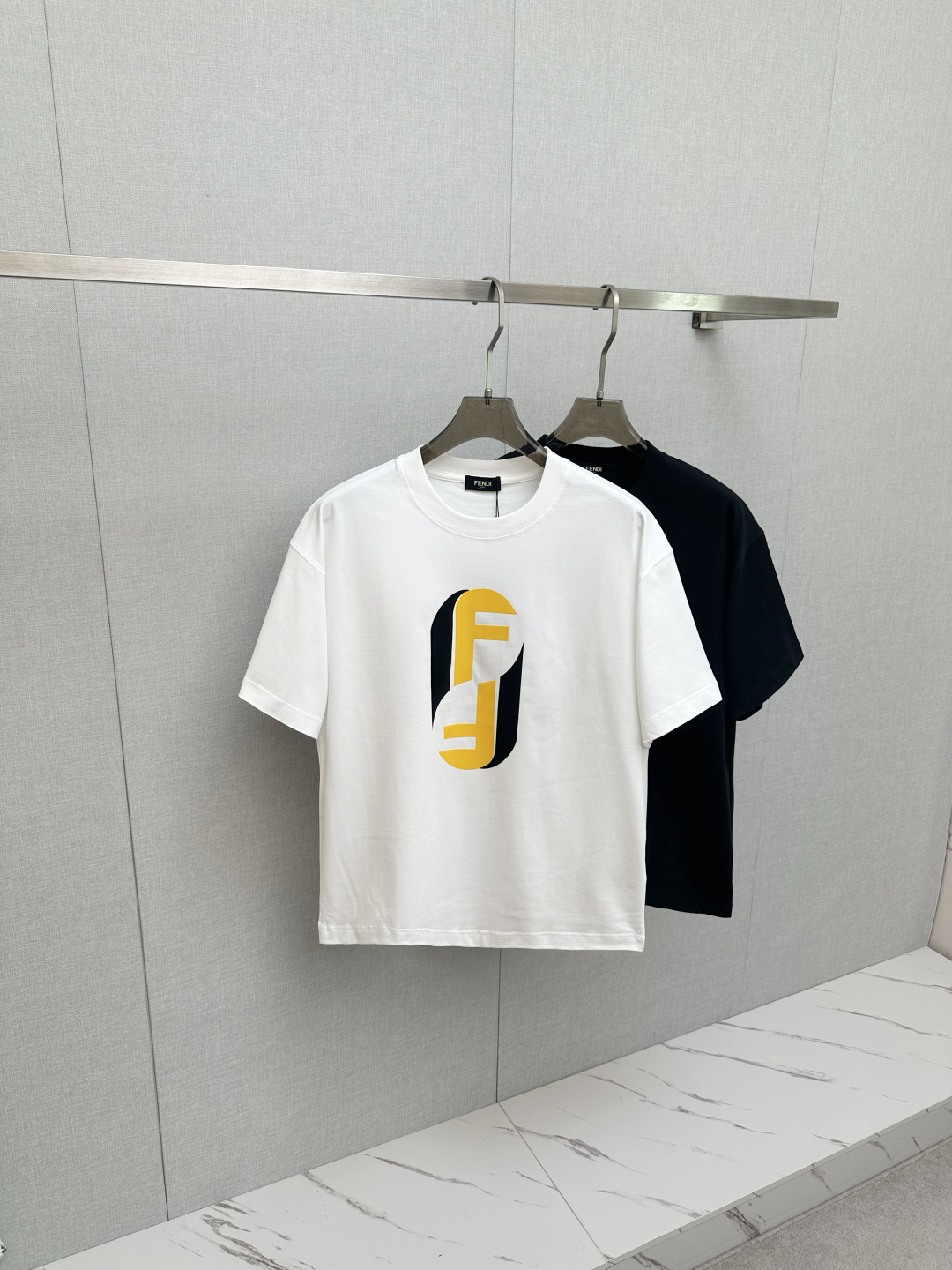 NO:655789,FD's new product, short-sleeved T-shirt, classic logo design, versatile, available for sale simultaneously on the official website. Customized fabric, soft and delicate, comfortable and breathable, highly skin-friendly, perfectly interpreting the brand's fashion trend!  A man's wardrobe is indispensable for the basics. It is a low-key design and a must-have item. Dear friends, hurry up and get it!  Size S—2XL,,T-shirt,tees,t-shirt,alexander wang19860909FD 新品 短袖T恤,经典Logo设计,百搭款 官网同步发售 定制面料,柔软细腻 舒适透气,亲肤感极高,完美诠释出品牌的时尚潮流！男人的衣柜都少不了基础 是低调的设计 必备款,亲们赶紧入手！码数S—2XL,,T-shirt,tees，t-shirt,alexander wang,Men's clothing