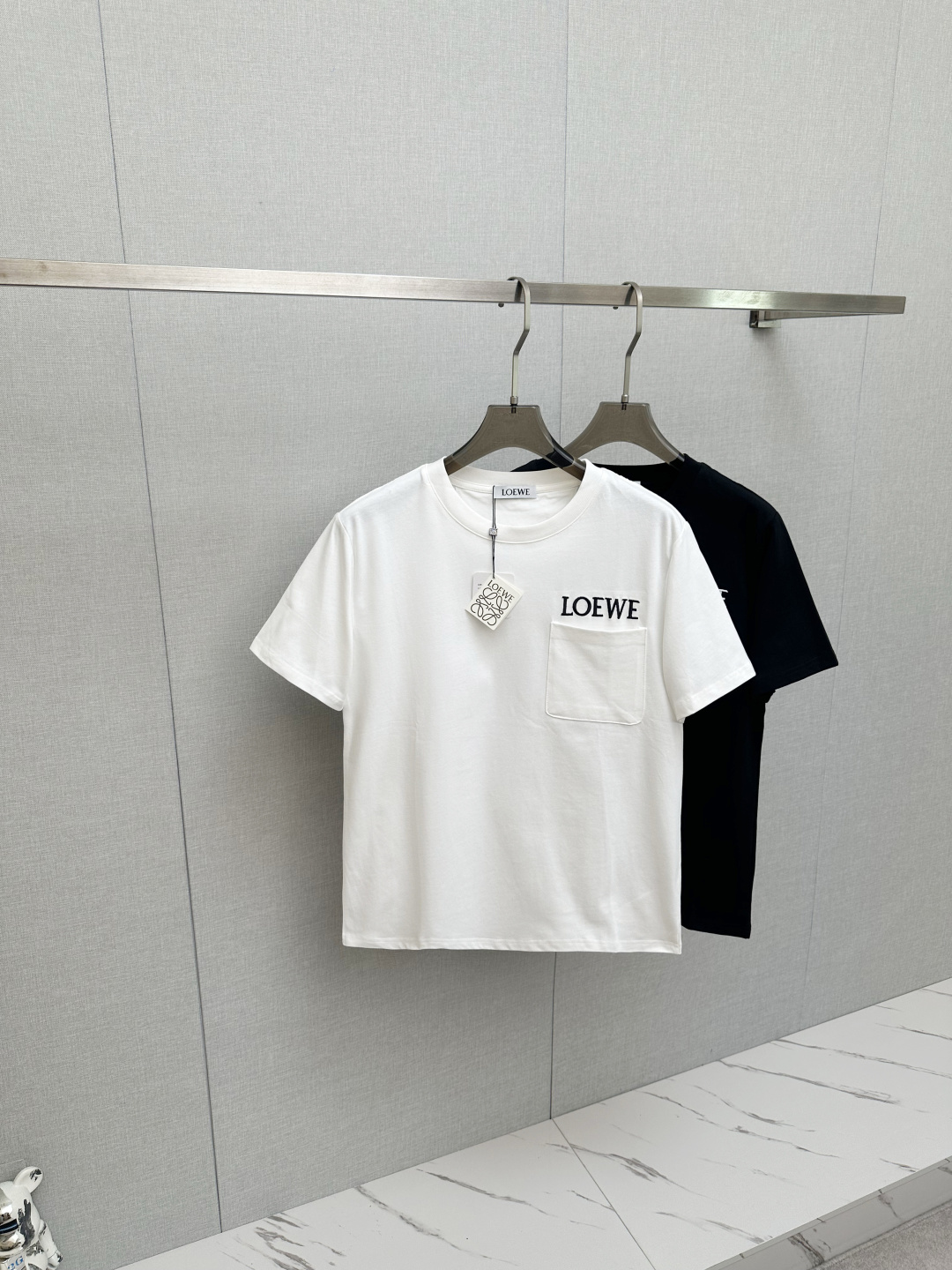 NO:655765,2026SS new round neck short-sleeved top original quality couple model LOEW official website simultaneous sale embroidered letter pocket logo short-sleeved color white black Size: S-2XL lightweight cotton T-shirt, decorated with Lucky Cat and Anagram embroidery on the chest. The T-shirt is inspired by Louis Wain's 'Futurist Cats,, louis vuitton, loewe, T-shirt, tees, t-shirt, alexander wang198609092026SS新品圆领短袖 頂級原單品質 情侶款  LOEW 官網同步發售 刺绣字母口袋 logo短袖 顏色白色 黑色 Size : S-2XL輕盈棉質丁恤,胸前飾有Lucky Cat 和 Anagram 刺繡 T恤靈感源自 Louis Wain 的“Futurist Cats,,louis vuitton,loewe,T-shirt,tees，t-shirt,alexander wang,Men's clothing