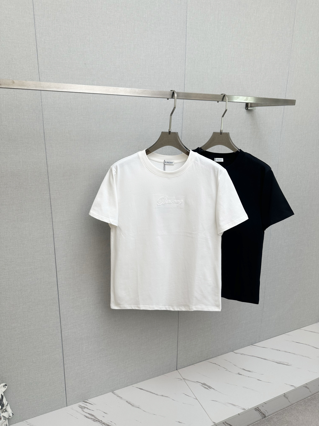 NO:655769,2026SS new product Burbe new round neck short sleeves Customized classic plaid patch letter logo Same style for men and women Short-sleeved T-shirt ·Customized fabric ·Collar label hangtag main mark and three labels complete Color black and white Size S-2XL,,burberry,T-shirt,tees,t-shirt,alexander wang198609092026SS新品Burbe新款圆领短袖 定制经典格纹贴布字母logo 男女同款 短袖t恤 ·定制面料 ·领标吊牌主唛三标齐全 颜色黑色白色 尺码S-2XL,,burberry,T-shirt,tees，t-shirt,alexander wang,Men's clothing