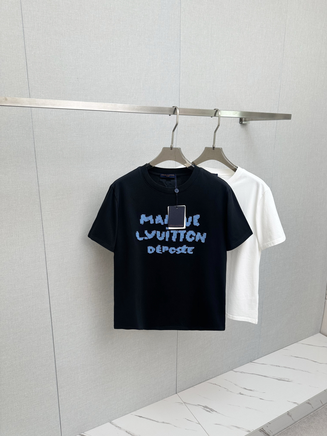 NO:655784,2026SS new donkey brand lv men's new round neck short sleeves, Hong Kong foreign company channel goods, heavy high-end products, high luxury platinum level single products, 26 years of official counter new products, limited sales in Europe!  The vision is quite elegant and fashionable, the recognition is quite distinct, retro and fashionable, very refined and high-end, perfectly flaunting the brand identity, and full of charm. From the main fabric to the detailed craftsmanship, everything shows the ingenuity of fashion, interpreting the essence of fashion to the extreme!  We provide customers with high-grade imported ready-made custom-woven fabrics, which have perfect comfort and breathability. The tactile experience is self-evident, and you can enjoy the ultimate luxury!  Familiar color matching, excellent compatibility, full of luxury and temperament on the upper body, full of style. Sizes S-2XL, louis vuitton, louis vuitton, T-shirt, alexander wang198609092026SS新品驴牌lv男士新款圆领短袖,香港洋行渠道货,重磅高端臻品,高奢品鉴白金级单品,26年官柜新品,欧洲区域限量售卖款！视觉相当雅致时髦,辨识度颇为鲜明,复古且时髦,非常精致而高级,完美标榜了品牌身份,细品韵味十足,从主体面料到细节工艺,无一不彰显时装的匠心所在,将时装的精髓阐释到极致！客供高级进口成衣定织面料,舒适性与透气性完美兼备,触感体验不言而喻,奢华极致享受！轻熟的配色,兼容性优越,上身满满的奢贵感和气质感,型款十足.尺码S-2XL,,louis vuitton,louis vuitton,T-shirt,alexander wang,Men's clothing