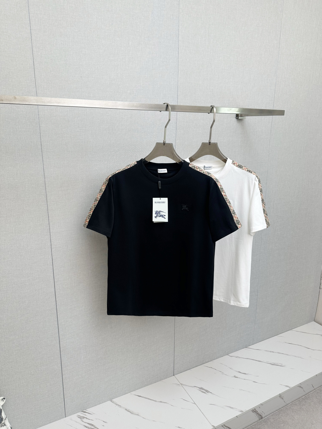 NO:655778,2026SS new product BURBER high-quality round neck short-sleeved T-shirt brand classic official synchronization high version high quality fashionable personality versatile trend pure original quality original fabric hang tag collar label washed wheat complete three labels color: black. white. Size S-2XL, burberry, T-shirt, tees, t-shirt, alexander wang198609092026SS新品 BURBER高品質圓領短袖T恤品牌經典 官方同步 高版本 高品質 時尚個性 百搭潮流 純原品質 原版面料 吊牌 領標 水洗麥 三標齊全 顏色: 黑色.白色. 尺碼S-2XL,,burberry,T-shirt,tees，t-shirt,alexander wang,Men's clothing