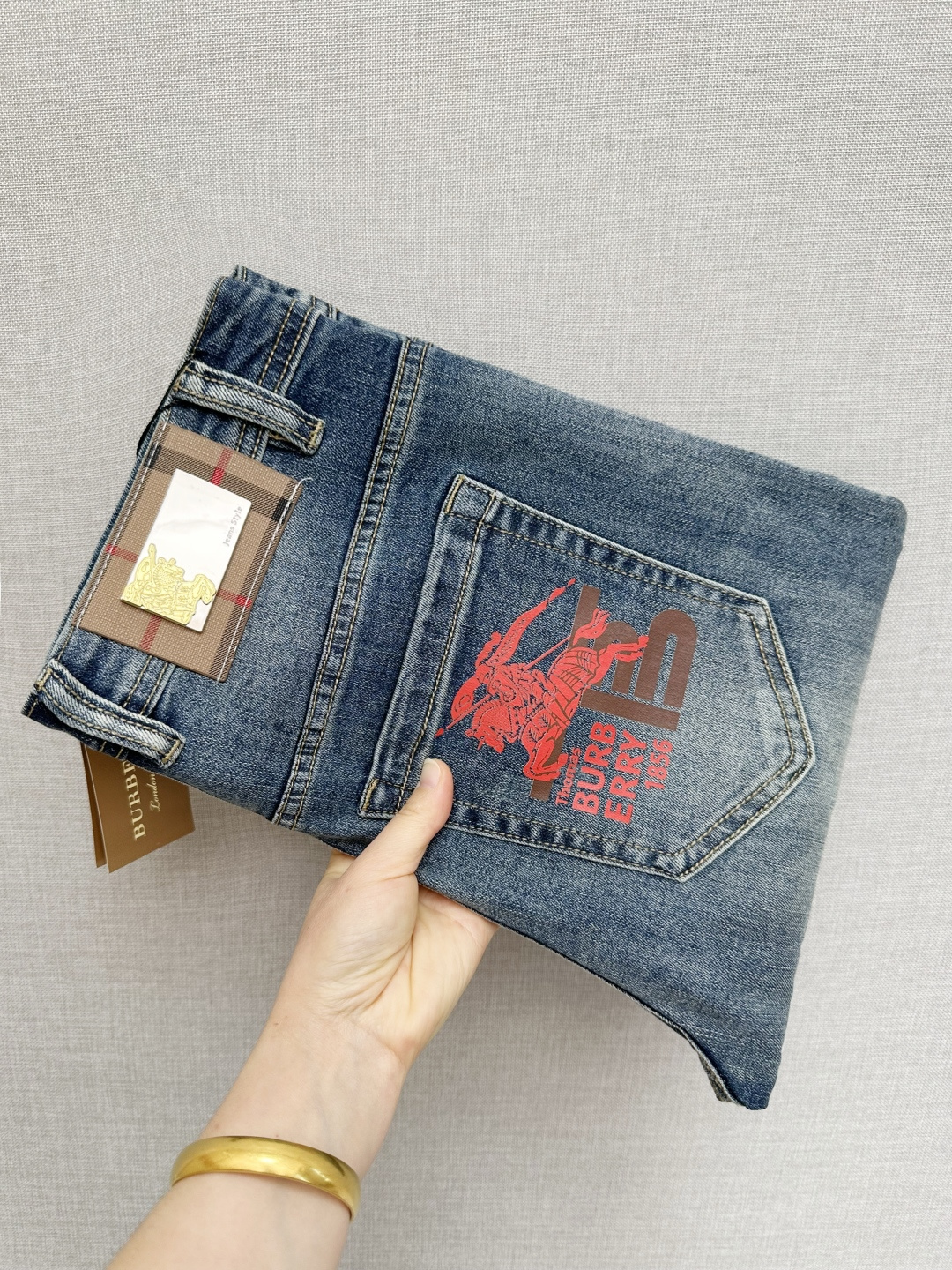 NO:712525,BURB official website counters are available at the same time, original goods, super stylish jeans, customized original washed denim fabric, unique design, top-notch printing technology letter pattern logo, original hardware accessories decoration, an extremely outstanding pair of jeans, the materials and craftsmanship are extremely luxurious and exquisite, extremely high-grade, handsome and stylish upper body, recommended, code number 29-38, burberry, jeans,19860909BURB 官网专柜同步有售,原单狠货,超级有范儿的一款牛仔裤,定制原版水洗牛仔面料,独特设计,顶级印花工艺字母图案logo,原版五金辅料装饰,极为翘楚的一款牛仔裤,用料与工艺都极致奢华精湛,档次极高,上身帅气有型,推荐,码数29—38,,burberry,jeans,,Men's clothing