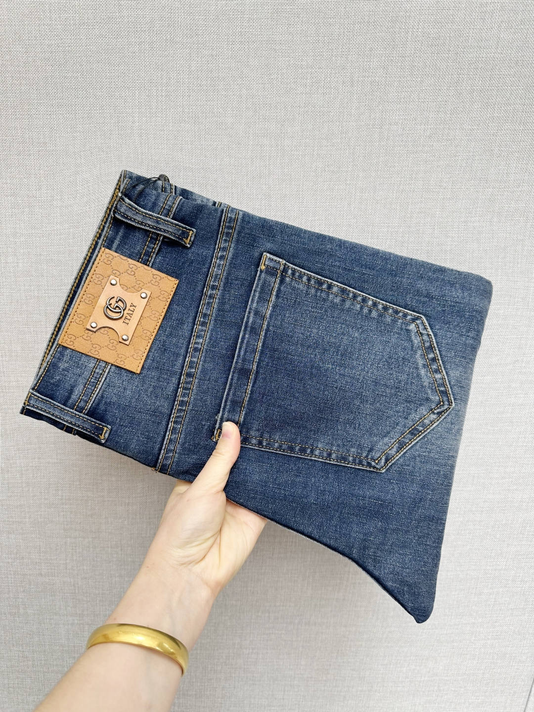 NO:712522,GUCCI official website counters are on sale at the same time, original goods, super stylish jeans, customized original washed denim fabric, unique design, top-notch printing technology letter pattern logo, original hardware accessories decoration, an extremely outstanding pair of jeans, the materials and craftsmanship are extremely luxurious and exquisite, extremely high-grade, handsome and stylish upper body, recommended, code number 29-38,, gucci, jeans,19860909GUCCI 官网专柜同步有售,原单狠货,超级有范儿的一款牛仔裤,定制原版水洗牛仔面料,独特设计,顶级印花工艺字母图案logo,原版五金辅料装饰,极为翘楚的一款牛仔裤,用料与工艺都极致奢华精湛,档次极高,上身帅气有型,推荐,码数29—38,,gucci,jeans,,Men's clothing