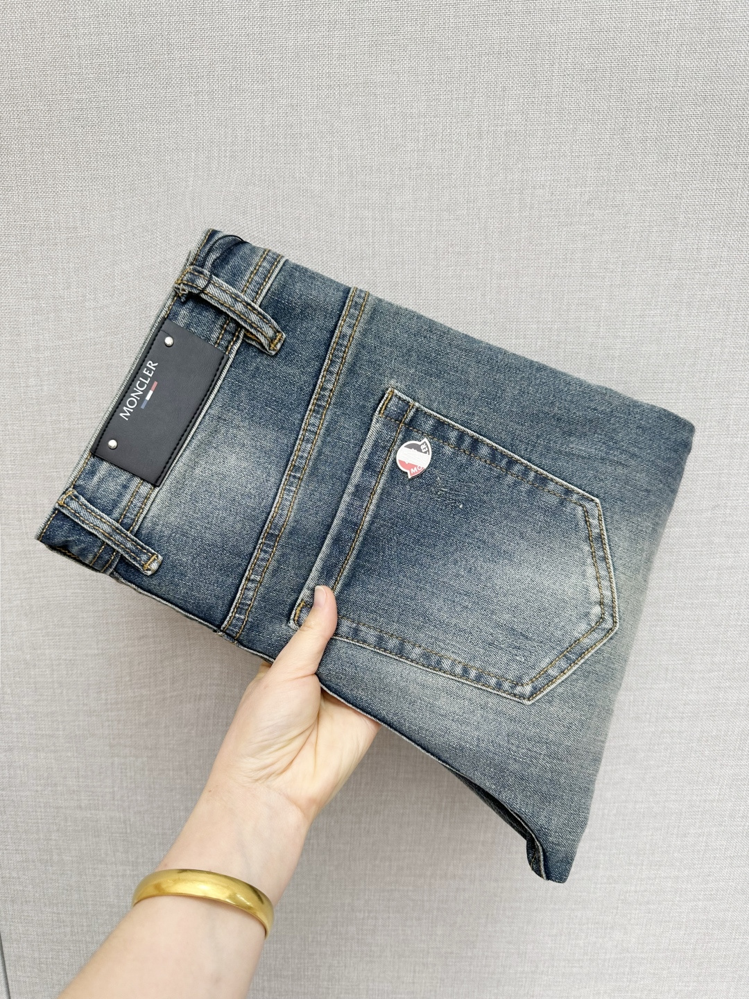 NO:712519,Mengkou's official website counter is available at the same time, the original order is very good, a super stylish pair of jeans, customized original washed denim fabric, unique design, top-notch printing technology letter pattern logo, original hardware accessories decoration, an extremely outstanding pair of jeans, the materials and craftsmanship are extremely luxurious and exquisite, extremely high-grade, handsome and stylish upper body, recommended, size 29-38, Moncler, jeans,19860909蒙口 官网专柜同步有售,原单狠货,超级有范儿的一款牛仔裤,定制原版水洗牛仔面料,独特设计,顶级印花工艺字母图案logo,原版五金辅料装饰,极为翘楚的一款牛仔裤,用料与工艺都极致奢华精湛,档次极高,上身帅气有型,推荐,码数29—38,,Moncler,jeans,,Men's clothing