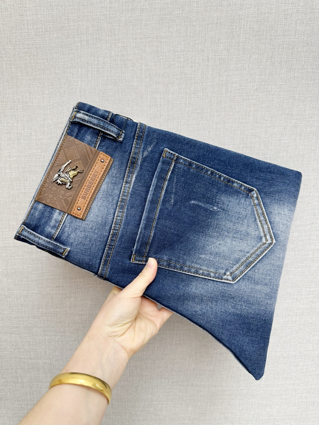 NO:728196,It will be available at BURB official website counters after the new year. The original order is very good. A super stylish pair of jeans. Customized original washed denim fabric. Unique design. Top-notch printing technology letter pattern logo. Original hardware accessories. An extremely outstanding pair of jeans. The materials and craftsmanship are extremely luxurious and exquisite. The grade is extremely high. The upper body is handsome and stylish. Recommended. Size 29-38, burberry, jeans,19860909支持年后 BURB 官网专柜同步有售,原单狠货,超级有范儿的一款牛仔裤,定制原版水洗牛仔面料,独特设计,顶级印花工艺字母图案logo,原版五金辅料装饰,极为翘楚的一款牛仔裤,用料与工艺都极致奢华精湛,档次极高,上身帅气有型,推荐,码数29—38,,burberry,jeans,,Men's clothing