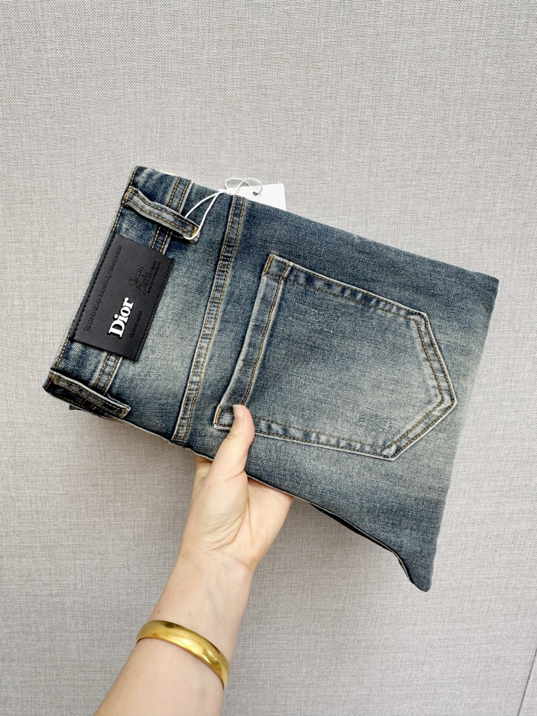 NO:712513,DIOR official website counters are available at the same time, original goods, super stylish jeans, customized original washed denim fabric, unique design, top-notch printing technology letter pattern logo, original hardware accessories decoration, an extremely outstanding pair of jeans, the materials and craftsmanship are extremely luxurious and exquisite, extremely high-grade, handsome and stylish upper body, recommended, code number 29-38,, dior, jeans,19860909DIOR 官网专柜同步有售,原单狠货,超级有范儿的一款牛仔裤,定制原版水洗牛仔面料,独特设计,顶级印花工艺字母图案logo,原版五金辅料装饰,极为翘楚的一款牛仔裤,用料与工艺都极致奢华精湛,档次极高,上身帅气有型,推荐,码数29—38,,dior,jeans,,Men's clothing