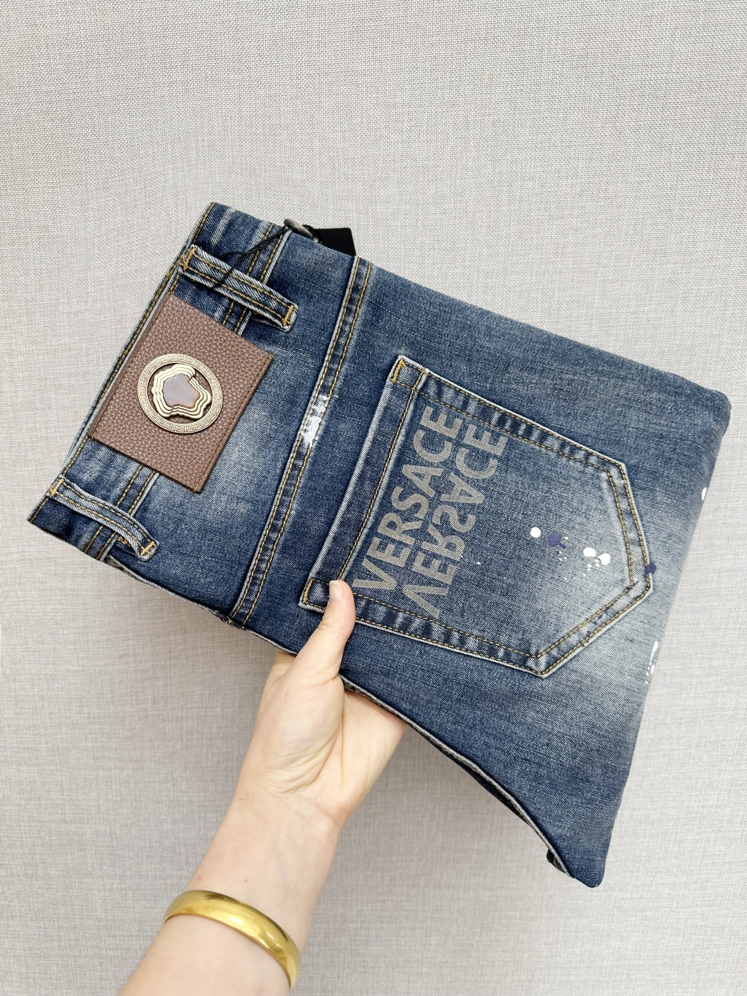 NO:712539,Versace's official website counters are available at the same time, original goods, super stylish jeans, customized original washed denim fabric, unique design, top-notch printing technology letter pattern logo, original hardware accessories decoration, extremely outstanding jeans, the materials and craftsmanship are extremely luxurious and exquisite, extremely high-grade, handsome and stylish upper body, recommended, code number 29-38,,versace,jeans,19860909范思哲 官网专柜同步有售,原单狠货,超级有范儿的一款牛仔裤,定制原版水洗牛仔面料,独特设计,顶级印花工艺字母图案logo,原版五金辅料装饰,极为翘楚的一款牛仔裤,用料与工艺都极致奢华精湛,档次极高,上身帅气有型,推荐,码数29—38,,versace,jeans,,Men's clothing