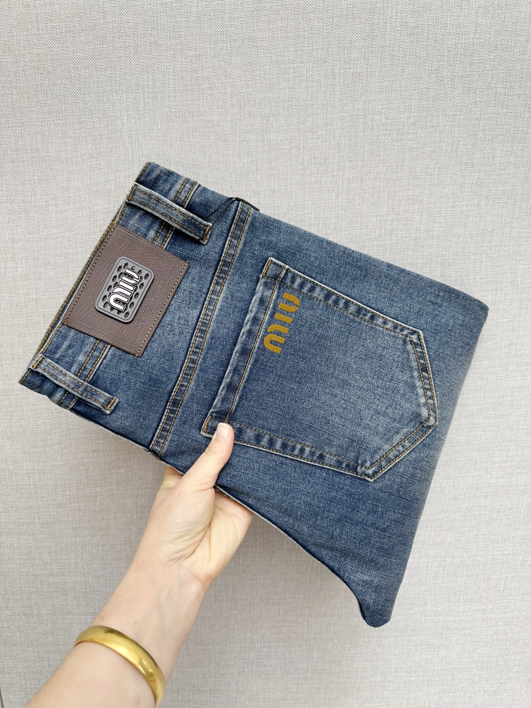 NO:712536,miumiu official website counters are available at the same time, the original order is very good, a super stylish pair of jeans, customized original washed denim fabric, unique design, top-notch printing technology letter pattern logo, original hardware accessories decoration, an extremely outstanding pair of jeans, the materials and craftsmanship are extremely luxurious and exquisite, extremely high-grade, handsome and stylish upper body, recommended, code number 29-38,, miumiu,jeans,19860909miumiu 官网专柜同步有售,原单狠货,超级有范儿的一款牛仔裤,定制原版水洗牛仔面料,独特设计,顶级印花工艺字母图案logo,原版五金辅料装饰,极为翘楚的一款牛仔裤,用料与工艺都极致奢华精湛,档次极高,上身帅气有型,推荐,码数29—38,,miumiu,jeans,,Men's clothing