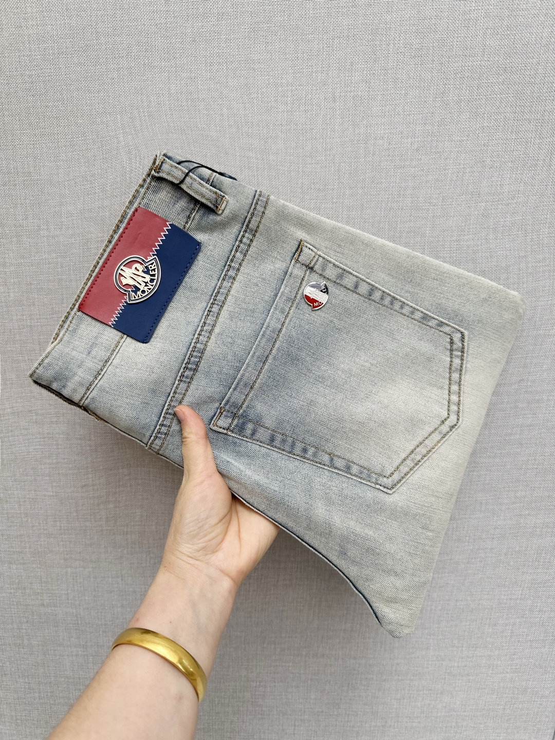 NO:712533,Mengkou's official website counter is available at the same time, the original order is very good, a super stylish pair of jeans, customized original washed denim fabric, unique design, top-notch printing technology letter pattern logo, original hardware accessories decoration, an extremely outstanding pair of jeans, the materials and craftsmanship are extremely luxurious and exquisite, extremely high-grade, handsome and stylish upper body, recommended, size 29-38, Moncler, jeans,19860909蒙口 官网专柜同步有售,原单狠货,超级有范儿的一款牛仔裤,定制原版水洗牛仔面料,独特设计,顶级印花工艺字母图案logo,原版五金辅料装饰,极为翘楚的一款牛仔裤,用料与工艺都极致奢华精湛,档次极高,上身帅气有型,推荐,码数29—38,,Moncler,jeans,,Men's clothing