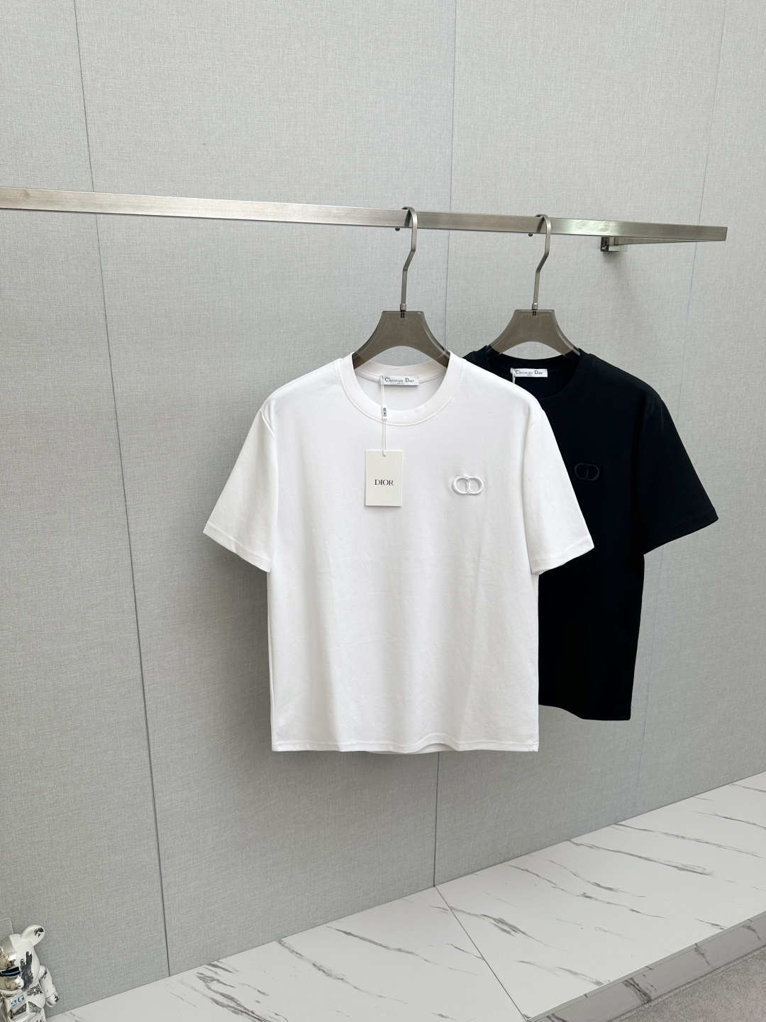 NO:680898,2026ss new product CD letter classic small embroidery Logo logo exquisitely upgraded, inspired by the retro of the 1980s Original fabric Official same style Short-sleeved T-shirt Customized fabric Very comfortable to the touch Latest brick cabinet synchronization for spring and summer Fashion and personality Super versatile and good-looking Very suitable for both men and women A must-have item for everyone Hang tag Collar label Washed wheat Complete with three standards Color: Black Size S-2XL, T-shirt, tees, t-shirt,198609092026ss新品 CD字母经典小刺绣 Logo标识精致升级,灵感源自八十年代复古 原版面料 官方同款 短袖T恤 定制面料 手感非常舒服  春夏最新砖柜同步 时尚又个性 超级百搭好看的 男女都非常合适 人手必备款 吊牌 领标 水洗麦 三标齐全 颜色: 黑色 尺码S-2XL,,T-shirt,tees，t-shirt,,Men's clothing