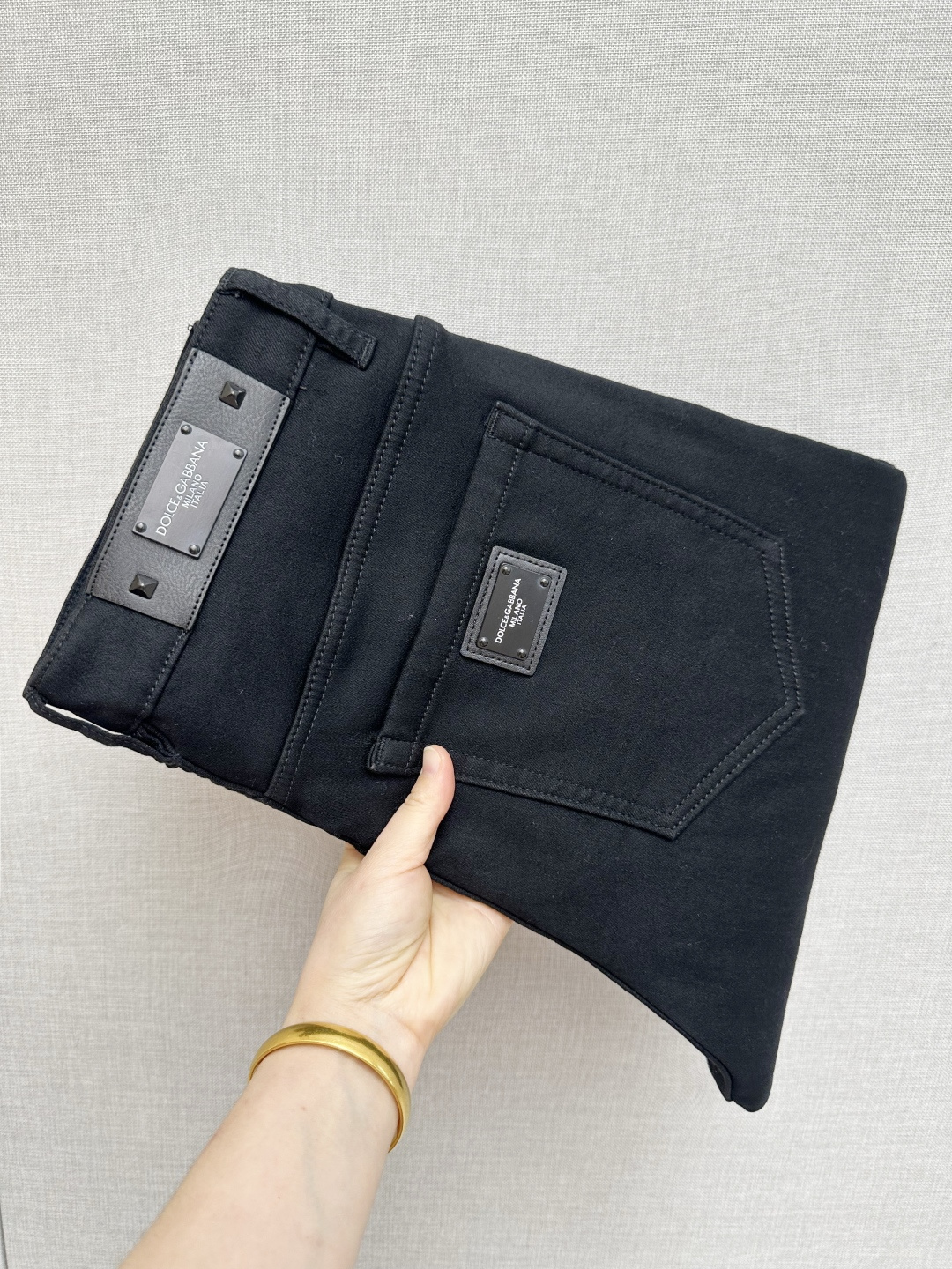 NO:682652,DG official website counters are available at the same time, original goods, plus velvet style. A super stylish pair of jeans, customized original washed denim fabric, unique design, top-notch printing technology letter pattern logo, original hardware accessories decoration, an extremely outstanding pair of jeans, the materials and craftsmanship are extremely luxurious and exquisite, extremely high-grade, handsome and stylish upper body, recommended, code number 29-38,,jeans,19860909DG 官网专柜同步有售,原单狠货,加绒款 超级有范儿的一款牛仔裤,定制原版水洗牛仔面料,独特设计,顶级印花工艺字母图案logo,原版五金辅料装饰,极为翘楚的一款牛仔裤,用料与工艺都极致奢华精湛,档次极高,上身帅气有型,推荐,码数29—38,,jeans,,Men's clothing