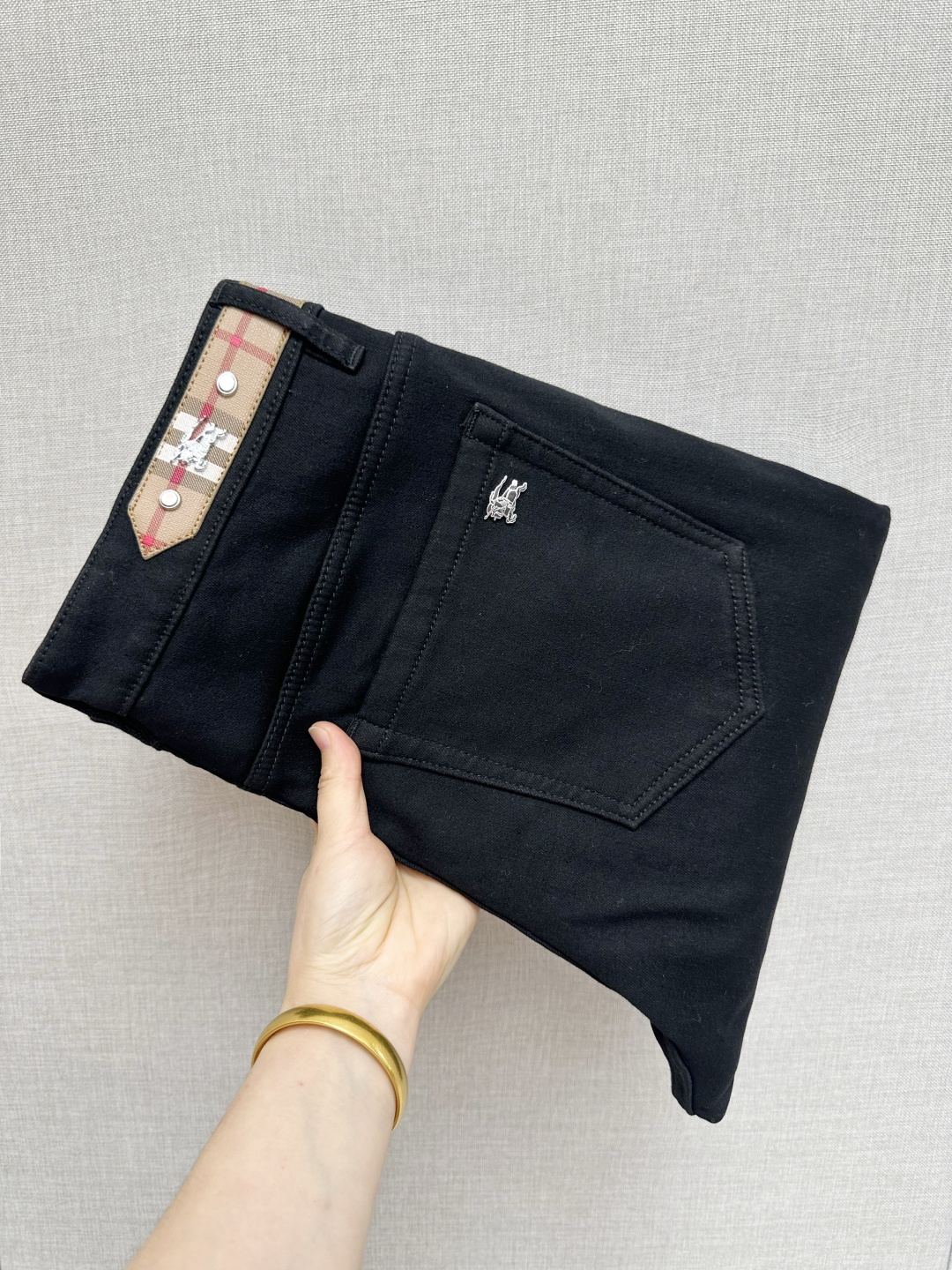 NO:682666,BURB official website counters are available at the same time, original items, plus velvet style, super stylish jeans, customized original washed denim fabric, unique design, top-notch printing technology letter pattern logo, original hardware accessories decoration, extremely outstanding jeans, the materials and craftsmanship are extremely luxurious and exquisite, extremely high-grade, handsome and stylish upper body, recommended, code number 29-38,, burberry, jeans,19860909BURB 官网专柜同步有售,原单狠货,加绒款 超级有范儿的一款牛仔裤,定制原版水洗牛仔面料,独特设计,顶级印花工艺字母图案logo,原版五金辅料装饰,极为翘楚的一款牛仔裤,用料与工艺都极致奢华精湛,档次极高,上身帅气有型,推荐,码数29—38,,burberry,jeans,,Men's clothing